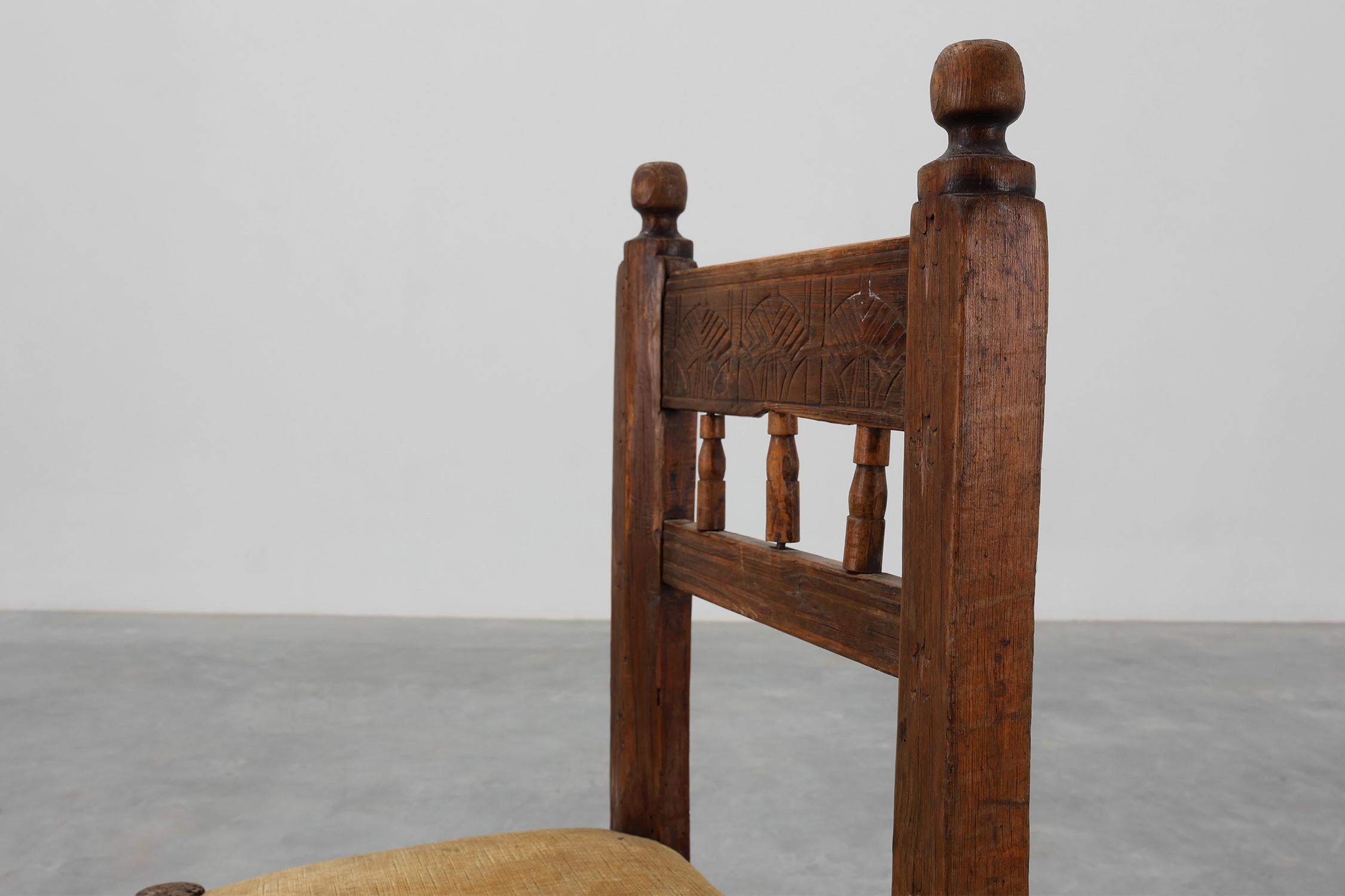 Sculpté à la main Chaise d'appoint en chêne espagnol du XIXe siècle, sculptée à la main, avec assise en velours en vente