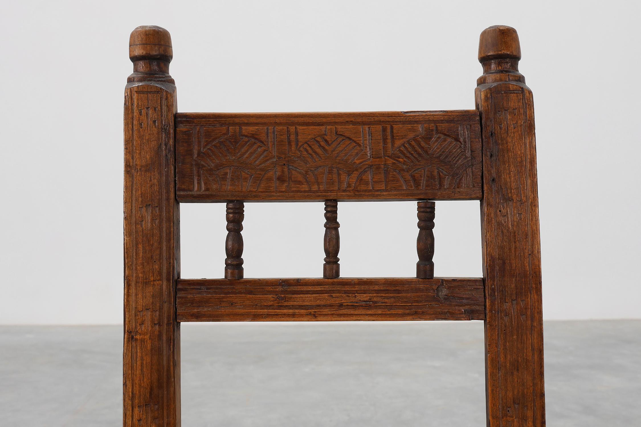 Sculpté à la main Chaise d'appoint en chêne espagnol du XIXe siècle, sculptée à la main, avec assise en velours en vente