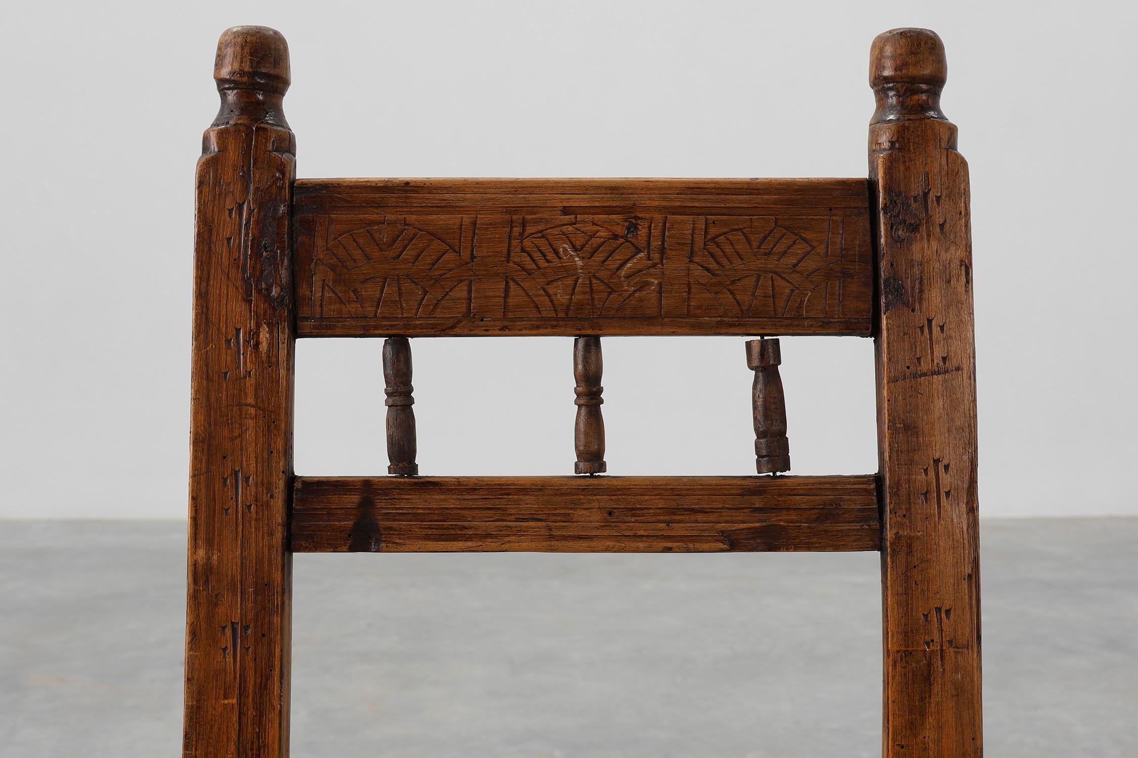 Sculpté à la main Chaise d'appoint en chêne espagnol du XIXe siècle, sculptée à la main, avec assise en velours en vente