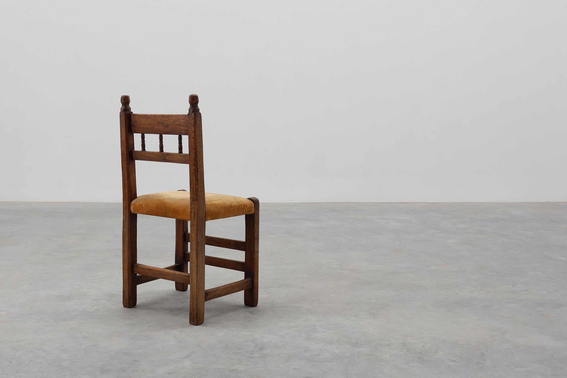 Sculpté à la main Chaise d'appoint en chêne espagnol du XIXe siècle, sculptée à la main, avec assise en velours en vente