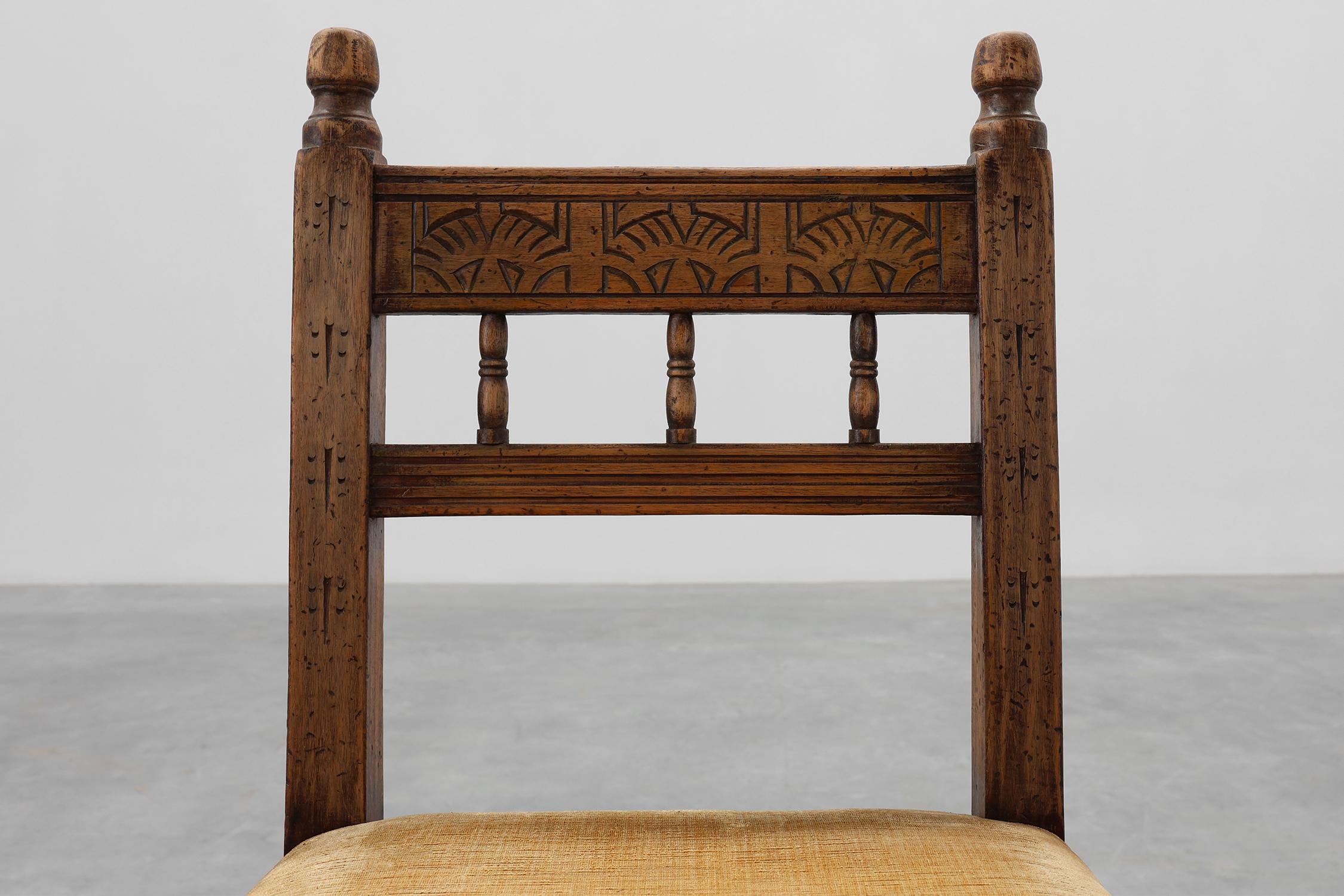 Silla auxiliar española del siglo XIX tallada a mano en roble con asiento de terciopelo Tallado a mano en venta