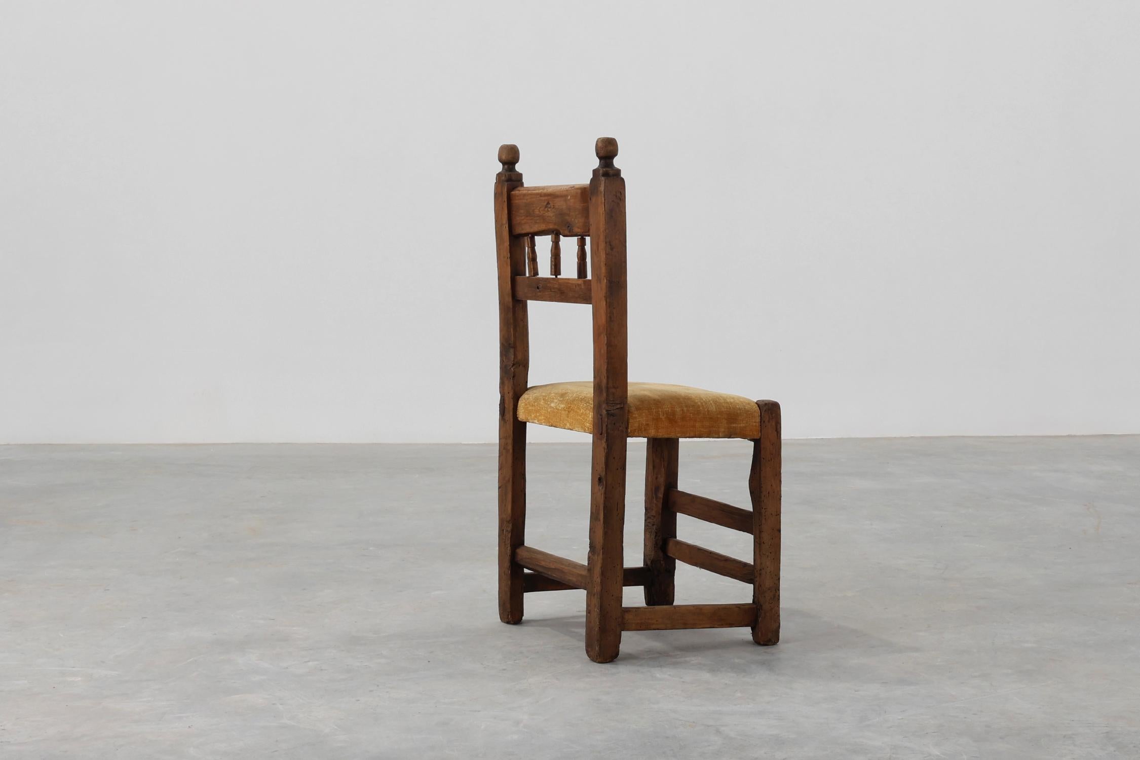 Chaise d'appoint en chêne espagnol du XIXe siècle, sculptée à la main, avec assise en velours Bon état - En vente à Meulebeke, BE