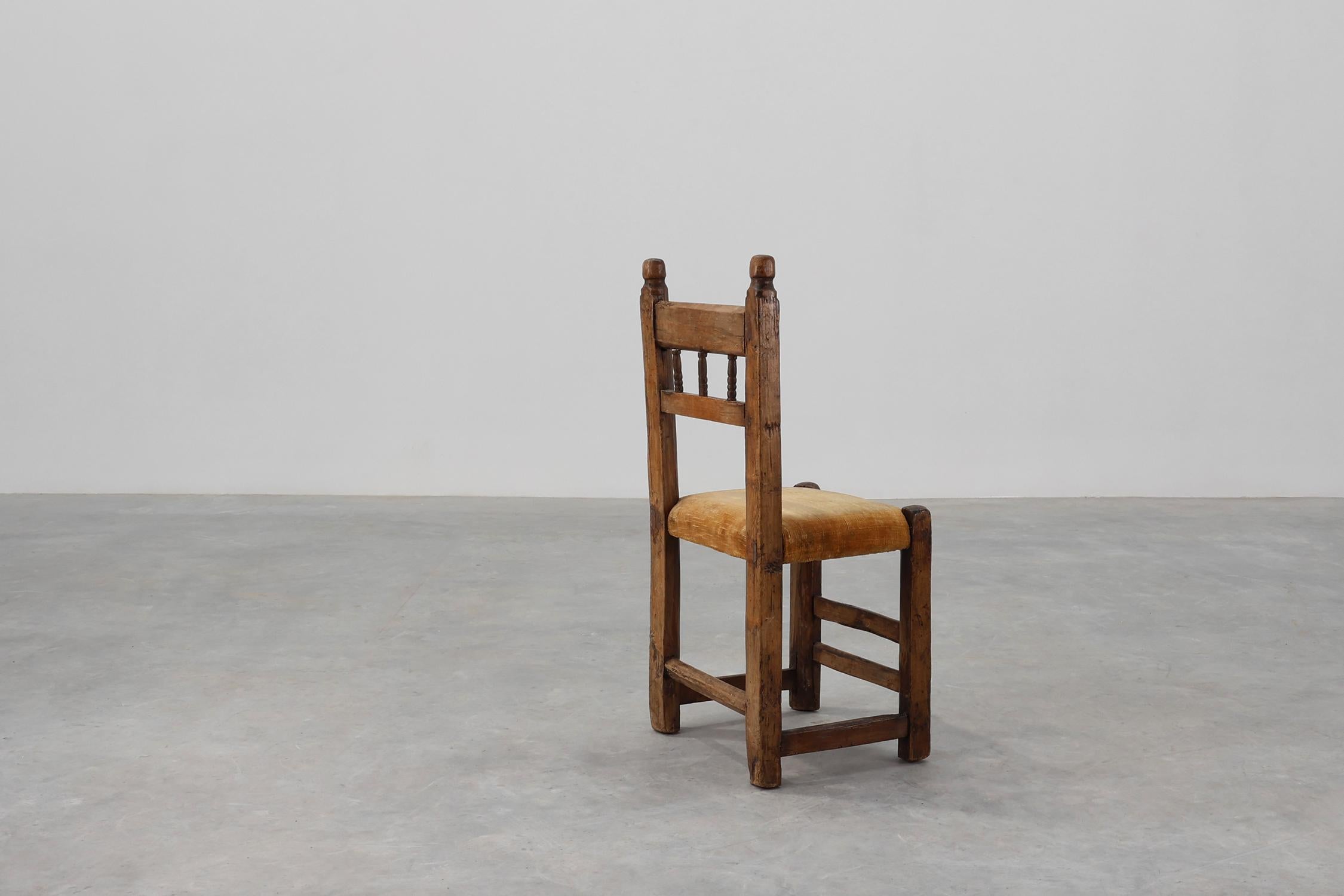 Silla auxiliar española del siglo XIX tallada a mano en roble con asiento de terciopelo en Bueno estado para la venta en Meulebeke, BE