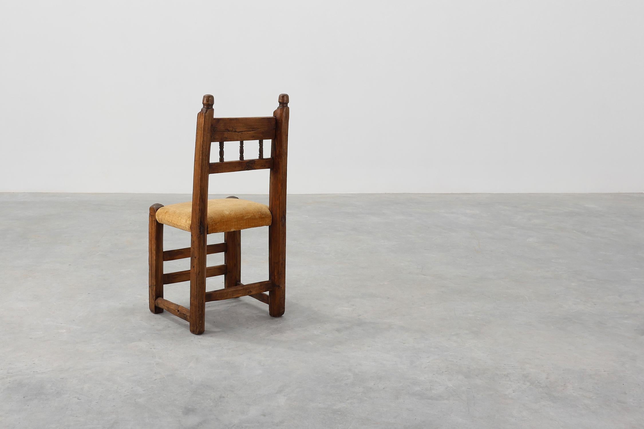 Chaise d'appoint en chêne espagnol du XIXe siècle, sculptée à la main, avec assise en velours Bon état - En vente à Meulebeke, BE