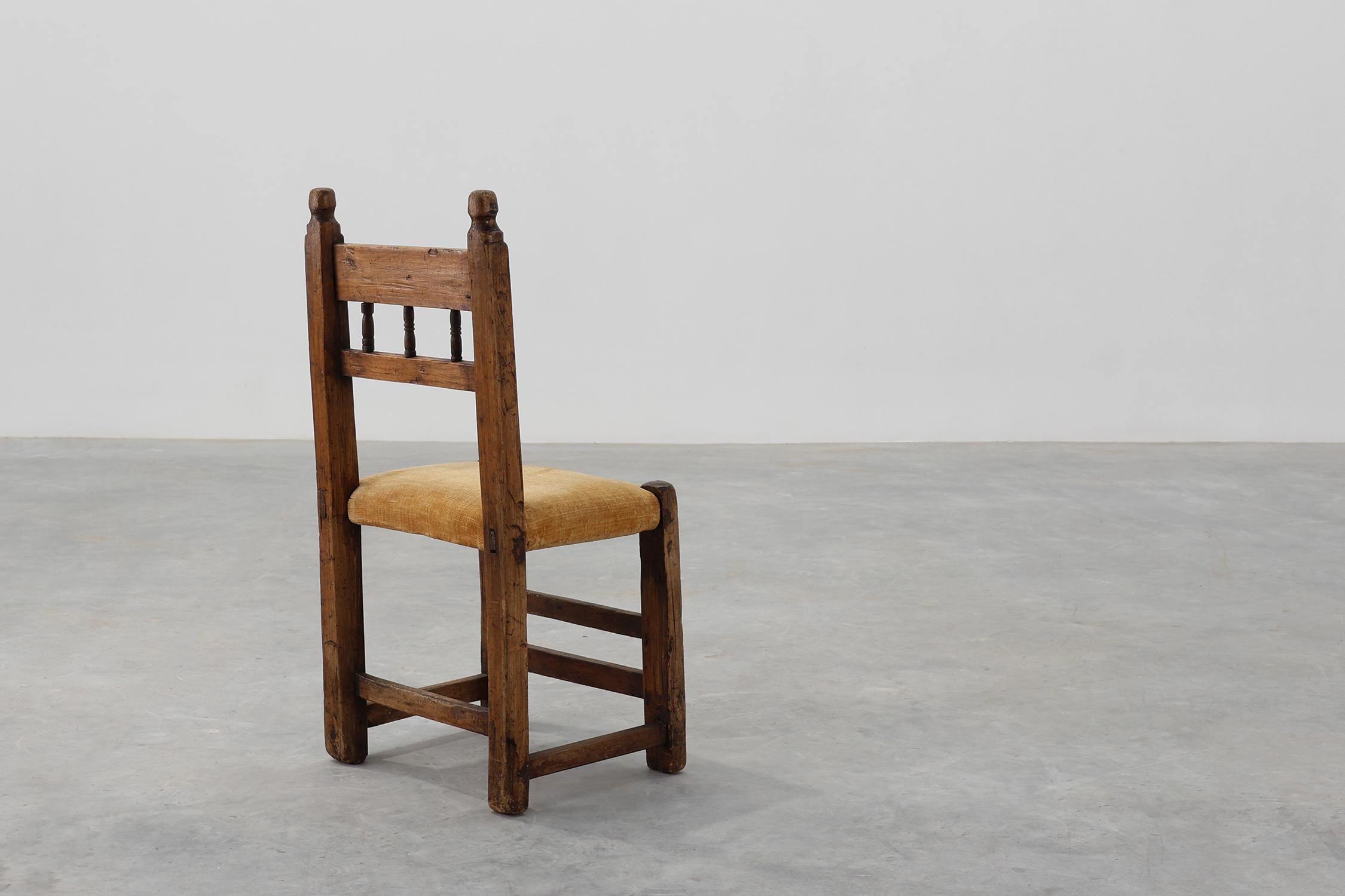 Chaise d'appoint en chêne espagnol du XIXe siècle, sculptée à la main, avec assise en velours Bon état - En vente à Meulebeke, BE