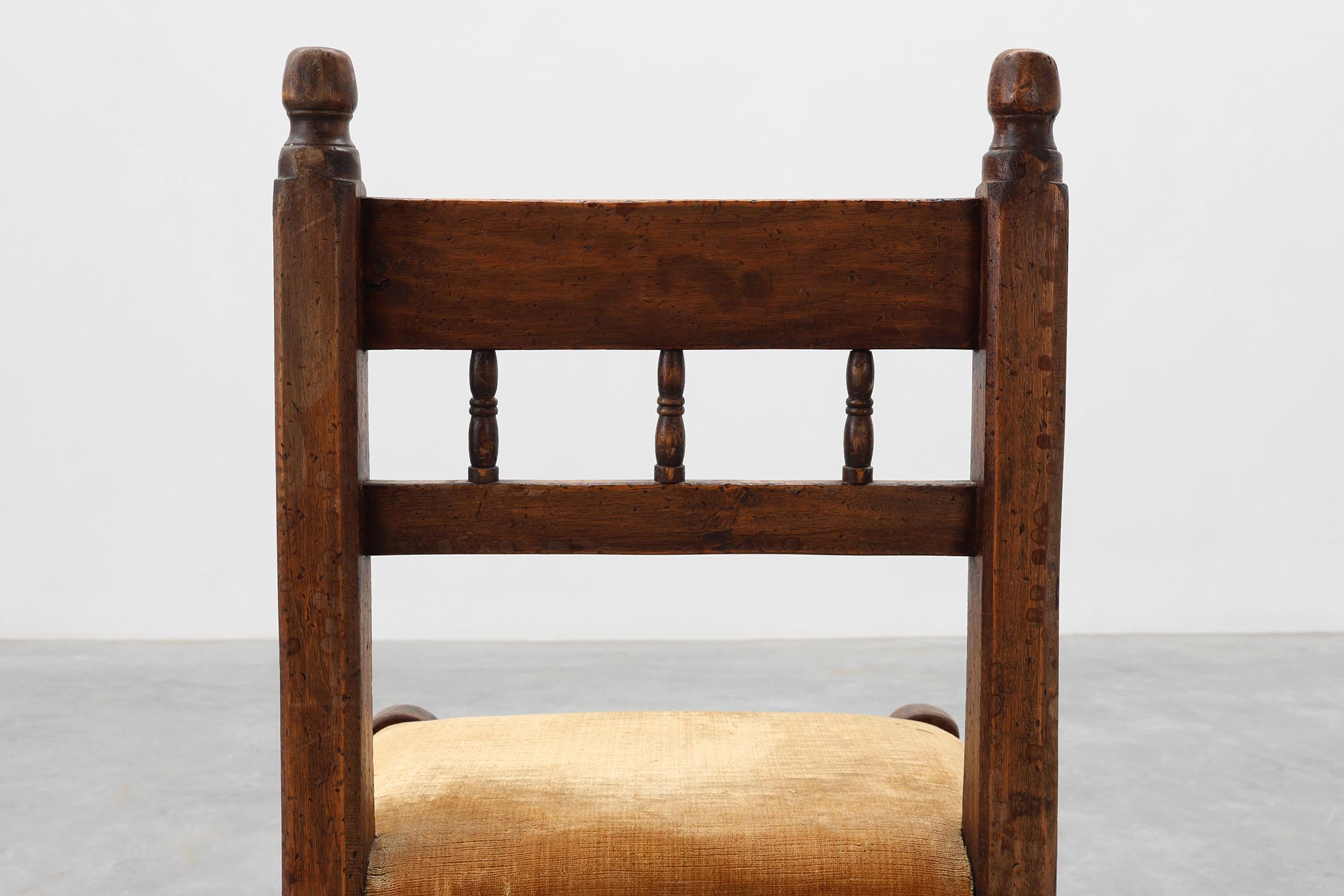 Chaise d'appoint en chêne espagnol du XIXe siècle, sculptée à la main, avec assise en velours Bon état - En vente à Meulebeke, BE