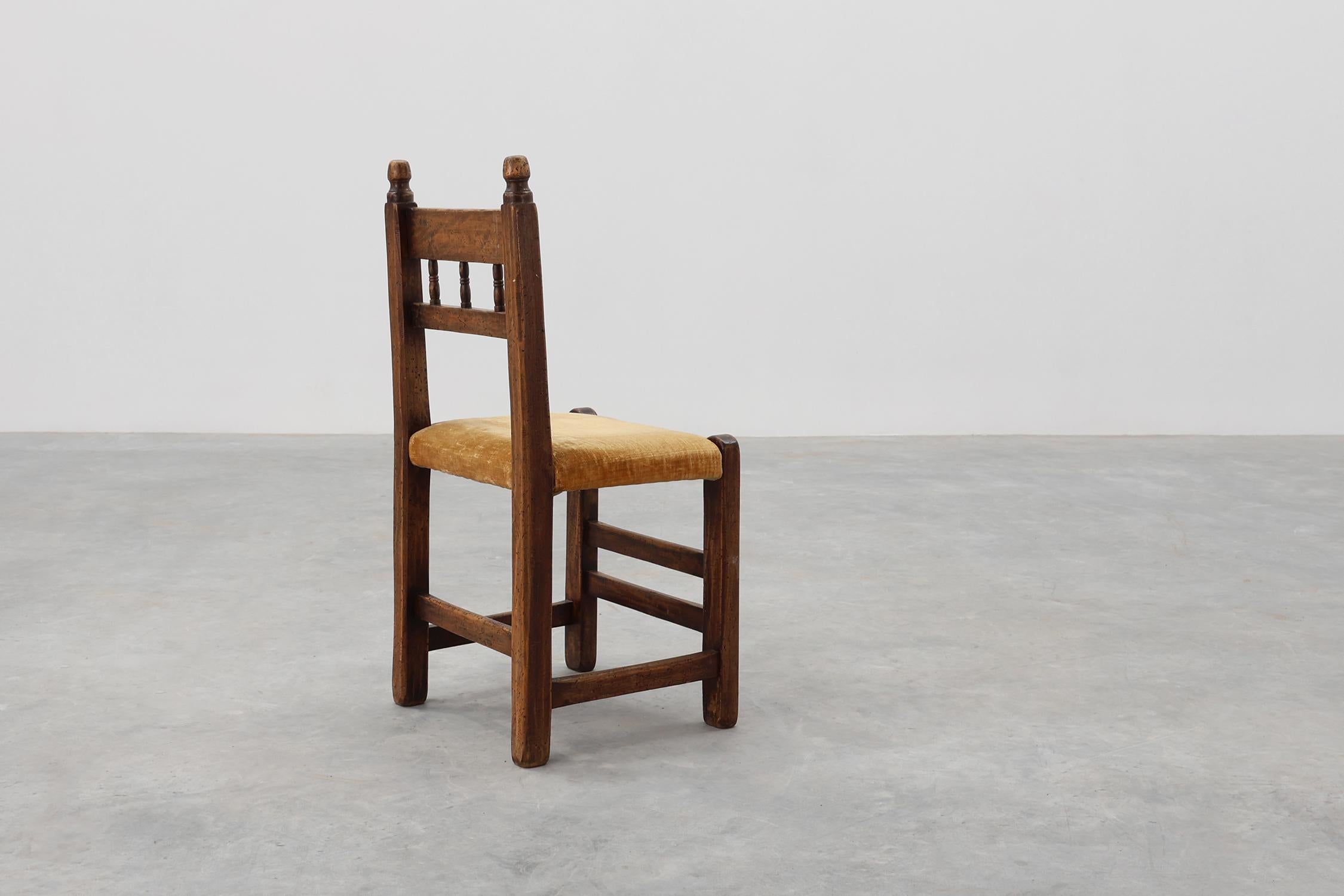 Silla auxiliar española del siglo XIX tallada a mano en roble con asiento de terciopelo en Bueno estado para la venta en Meulebeke, BE