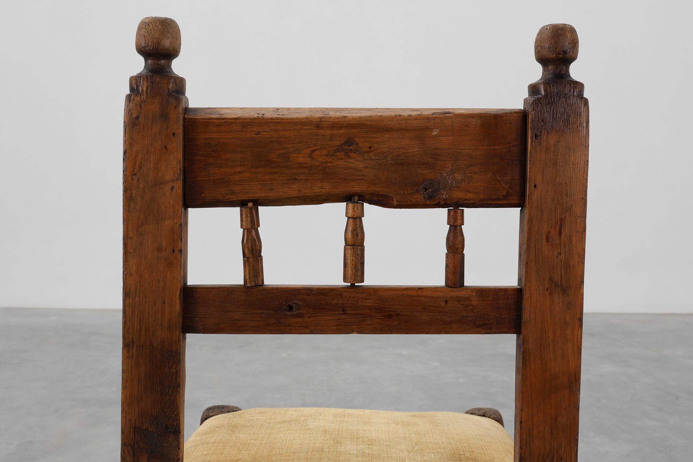 Velours Chaise d'appoint en chêne espagnol du XIXe siècle, sculptée à la main, avec assise en velours en vente