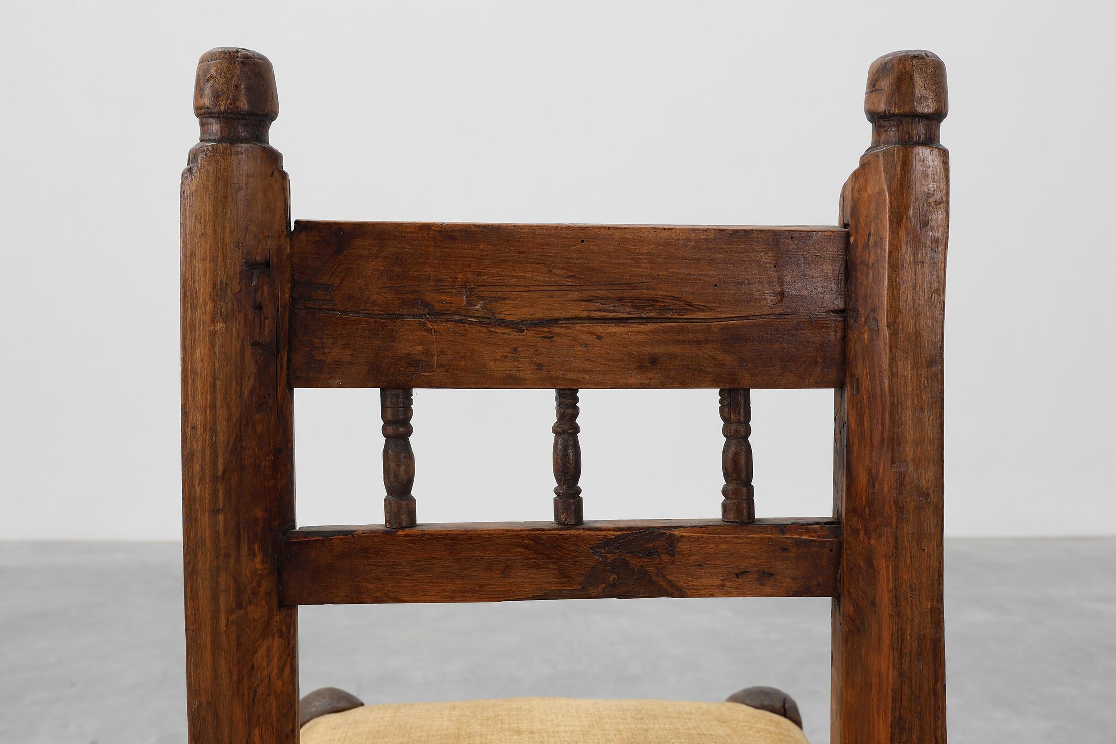 Velours Chaise d'appoint en chêne espagnol du XIXe siècle, sculptée à la main, avec assise en velours en vente