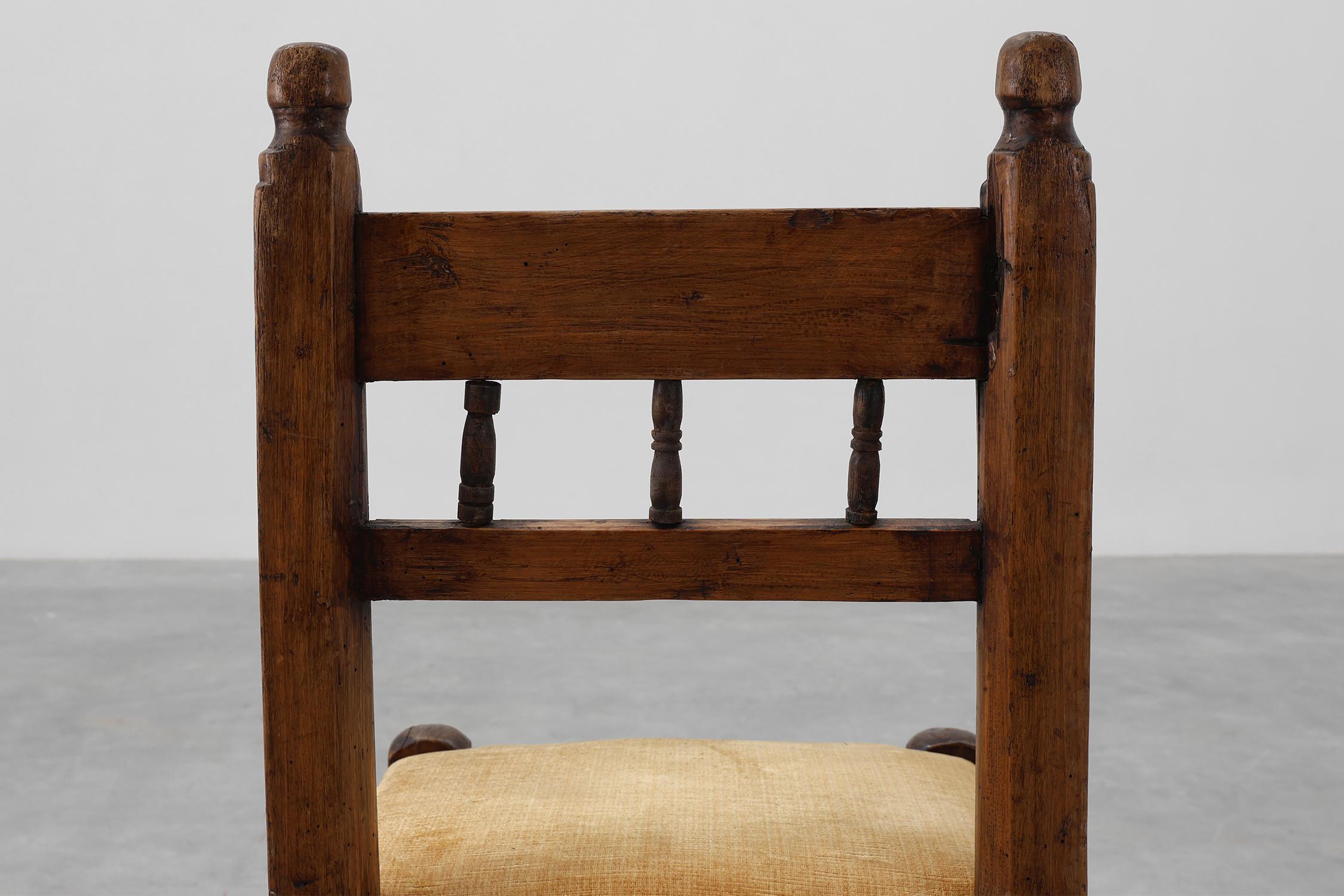 Velours Chaise d'appoint en chêne espagnol du XIXe siècle, sculptée à la main, avec assise en velours en vente