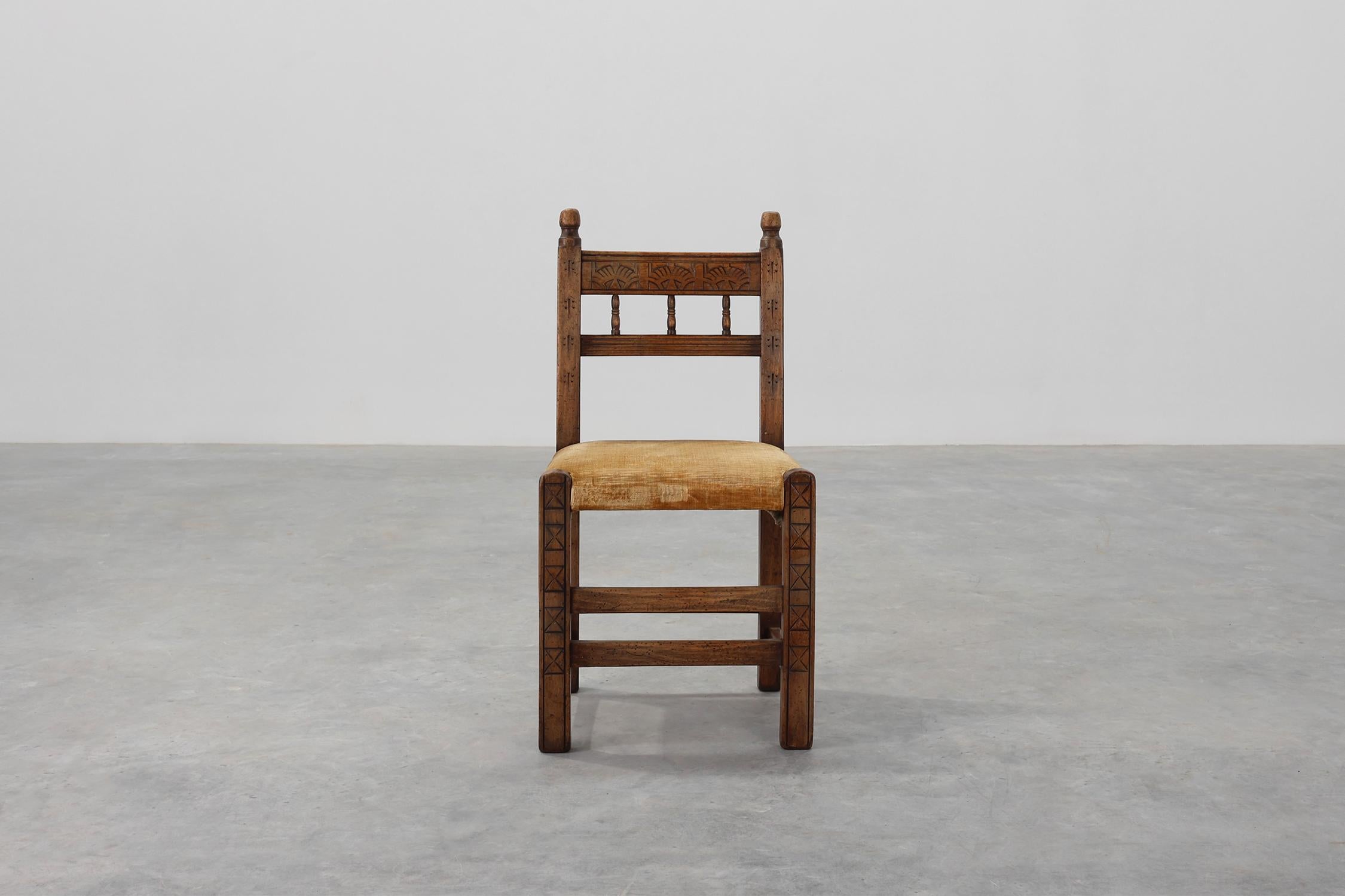 Velours Chaise d'appoint en chêne espagnol du XIXe siècle, sculptée à la main, avec assise en velours en vente