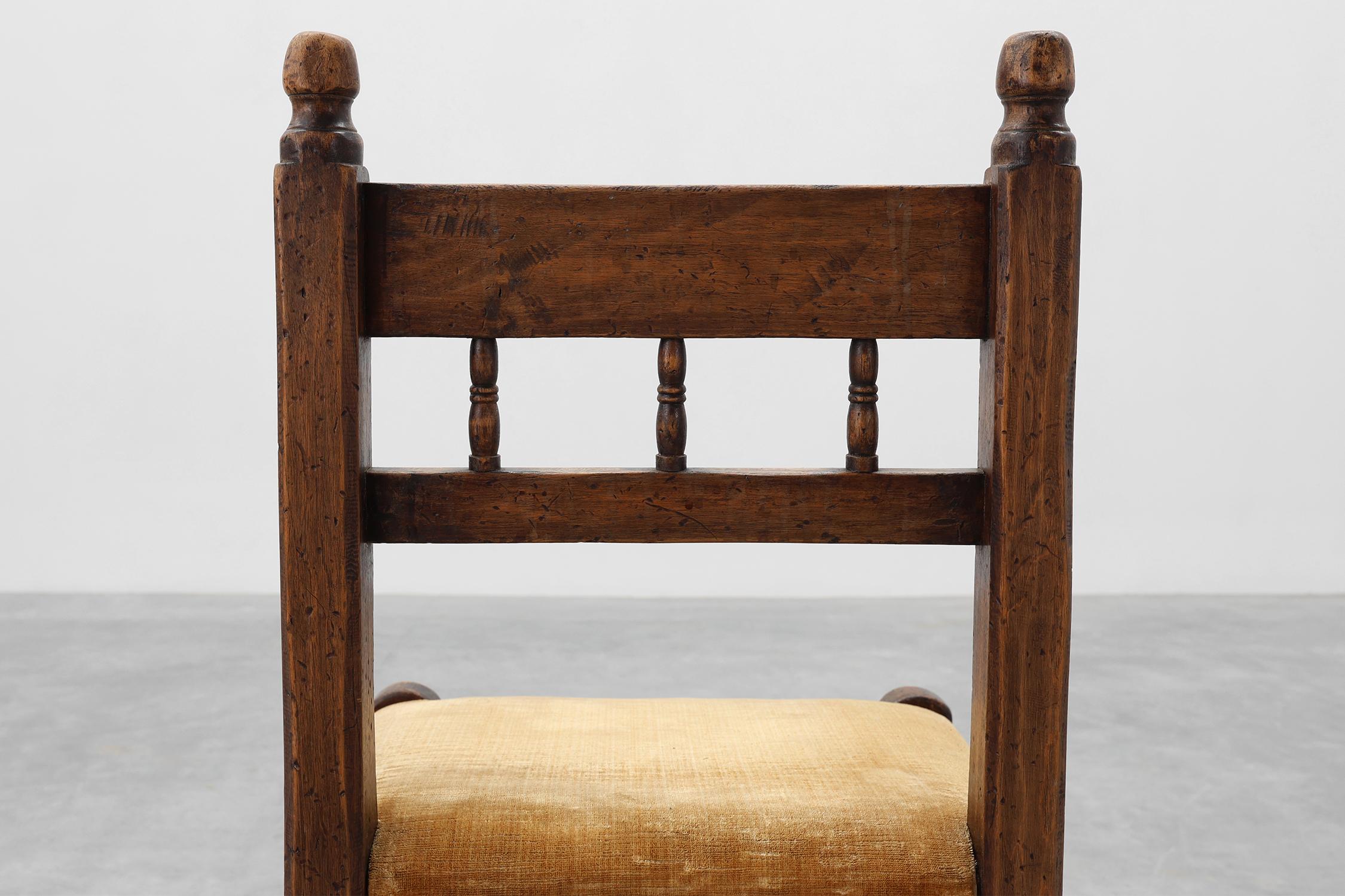 Silla auxiliar española del siglo XIX tallada a mano en roble con asiento de terciopelo Terciopelo en venta