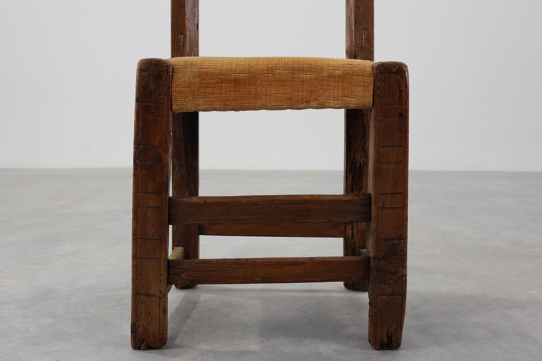 Chaise d'appoint en chêne espagnol du XIXe siècle, sculptée à la main, avec assise en velours en vente 1