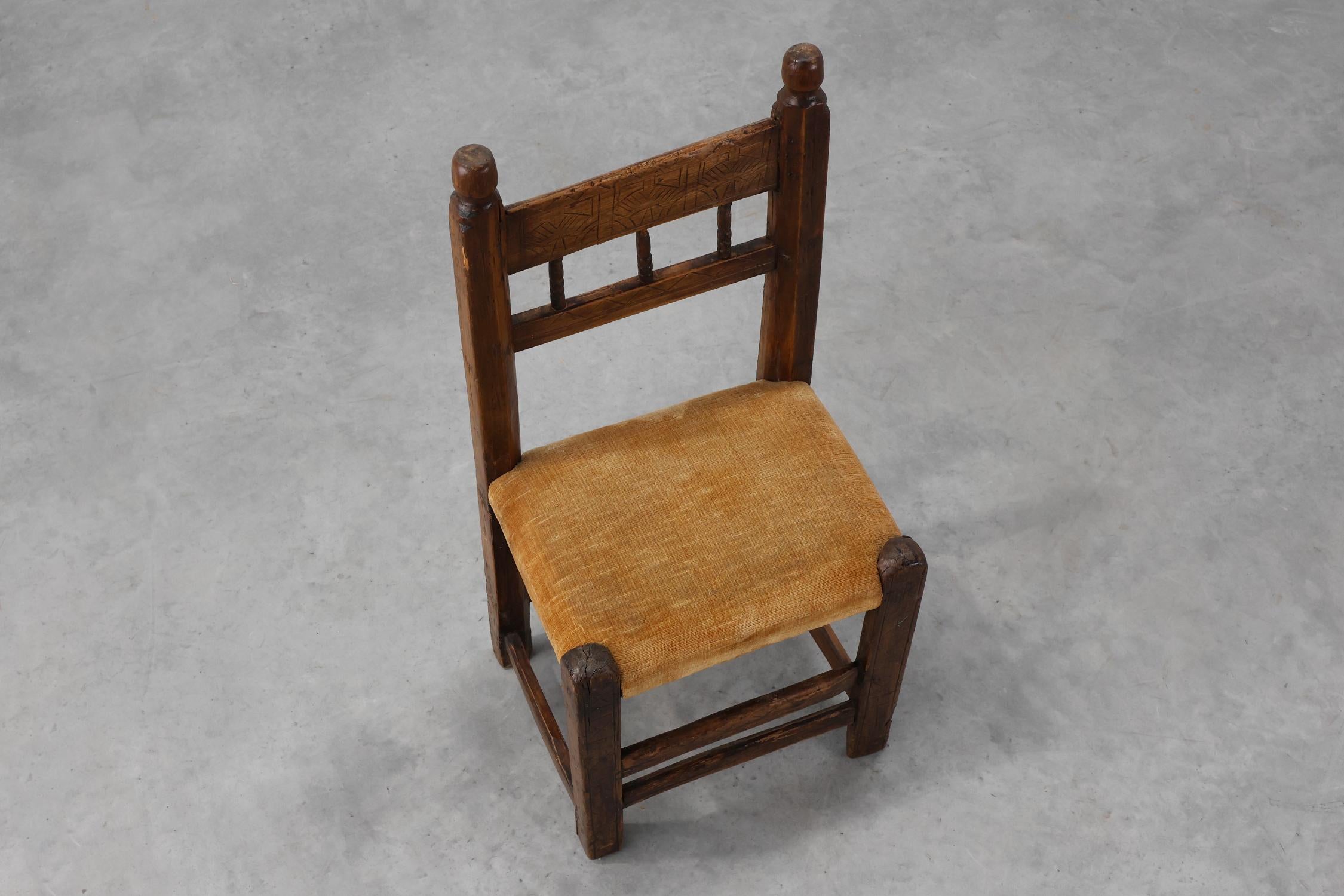 Silla auxiliar española del siglo XIX tallada a mano en roble con asiento de terciopelo en venta 1