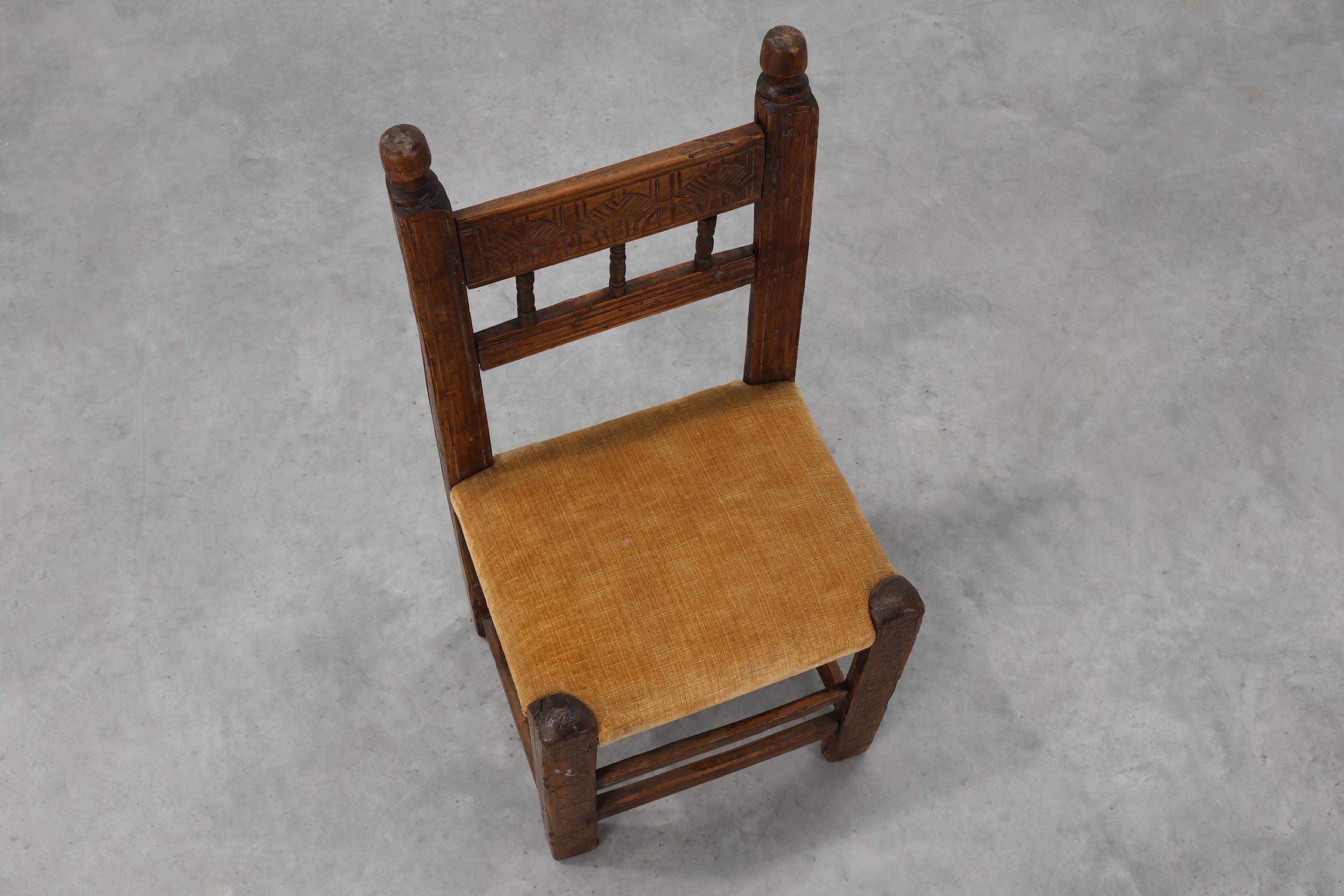 Chaise d'appoint en chêne espagnol du XIXe siècle, sculptée à la main, avec assise en velours en vente 1
