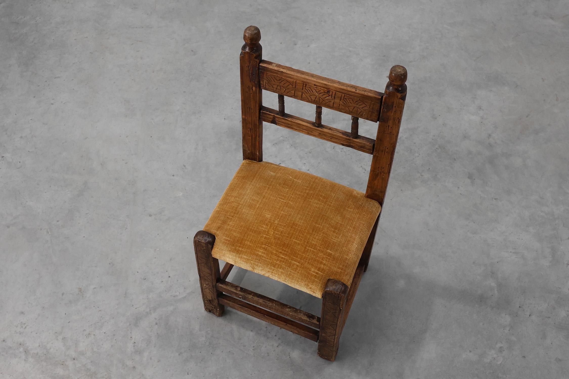 Chaise d'appoint en chêne espagnol du XIXe siècle, sculptée à la main, avec assise en velours en vente 1
