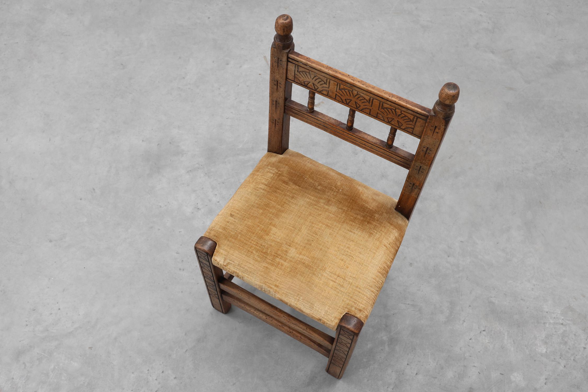 Silla auxiliar española del siglo XIX tallada a mano en roble con asiento de terciopelo en venta 1