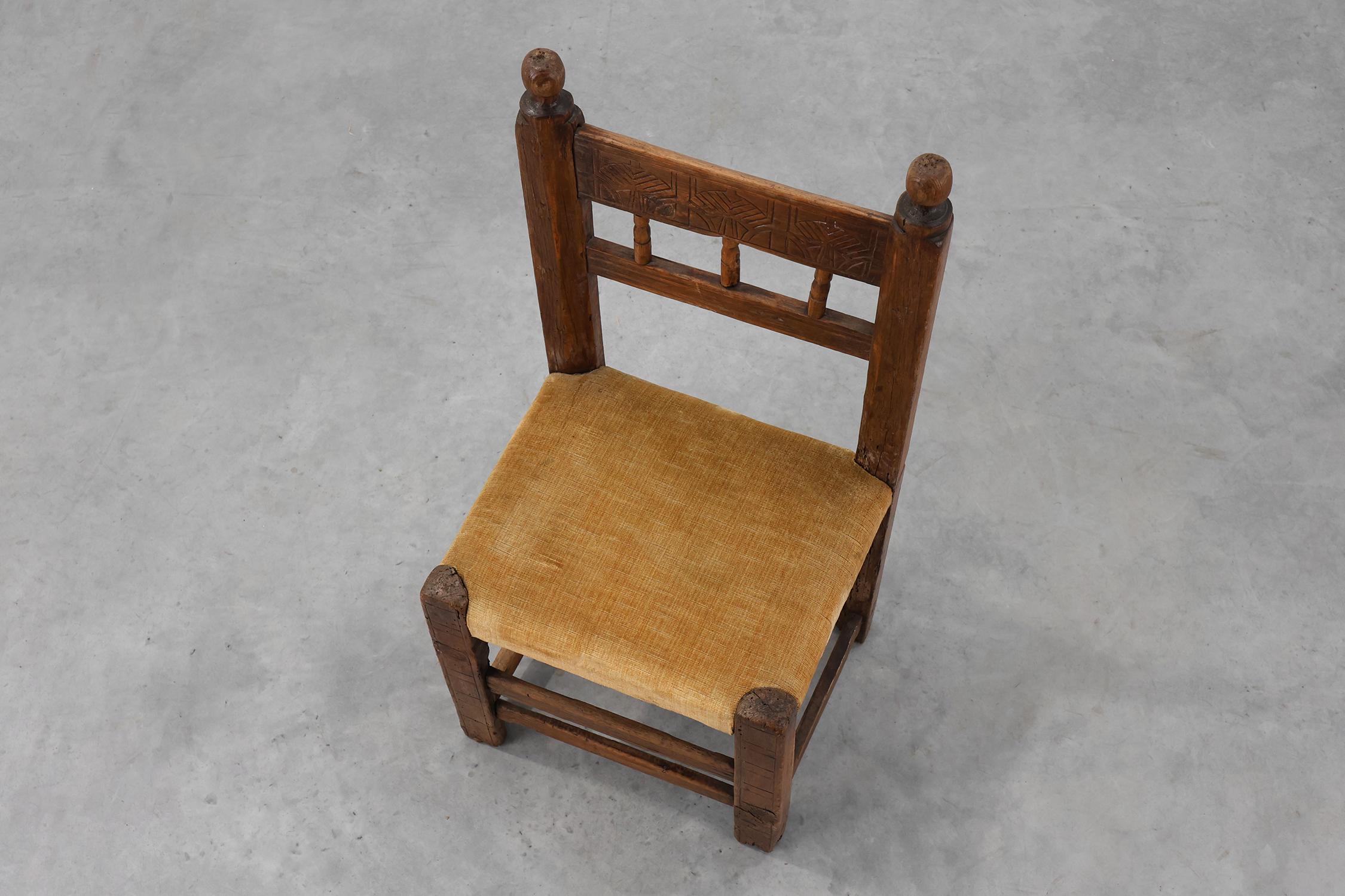 Chaise d'appoint en chêne espagnol du XIXe siècle, sculptée à la main, avec assise en velours en vente 2