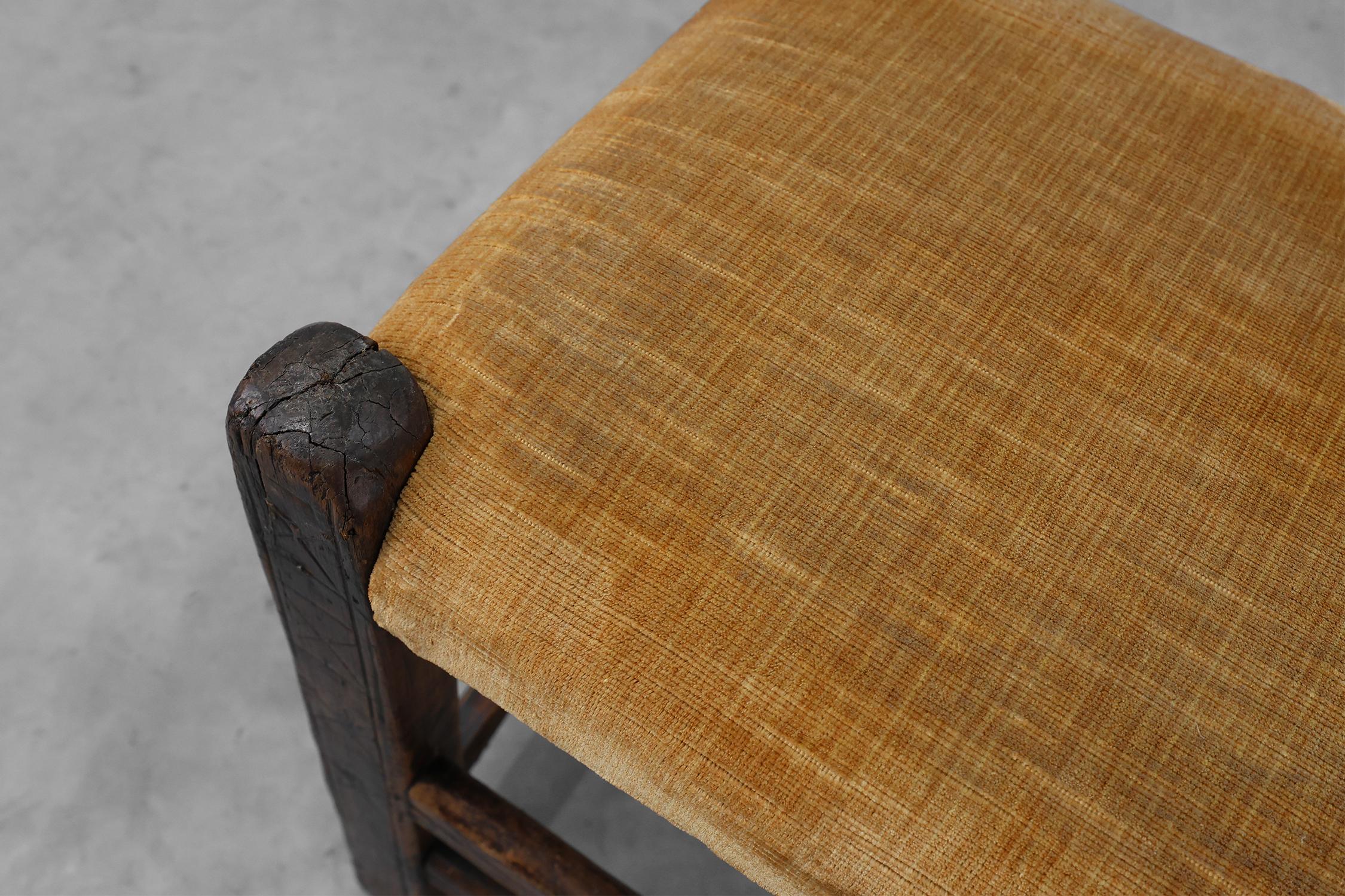 Silla auxiliar española del siglo XIX tallada a mano en roble con asiento de terciopelo en venta 2