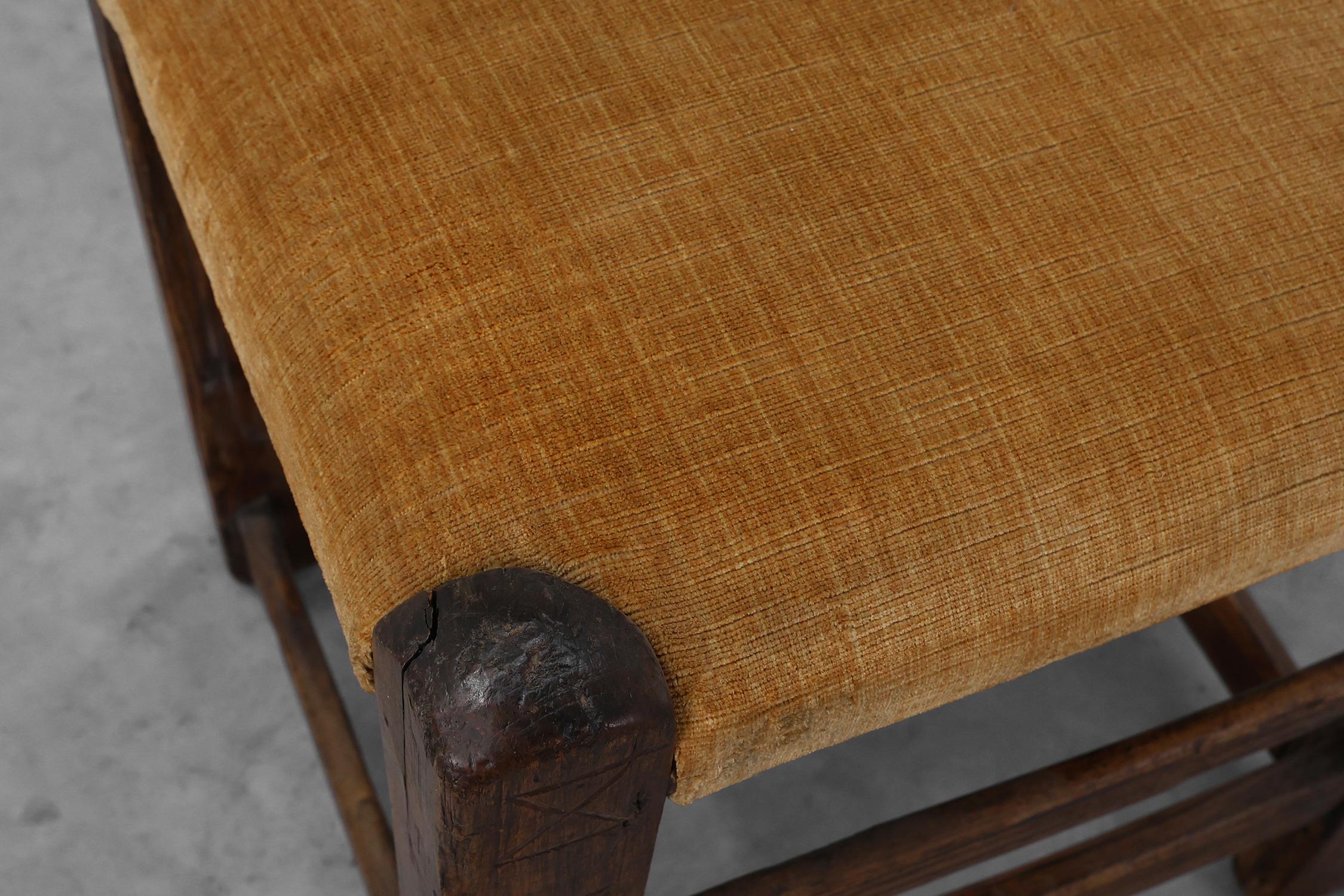 Chaise d'appoint en chêne espagnol du XIXe siècle, sculptée à la main, avec assise en velours en vente 2