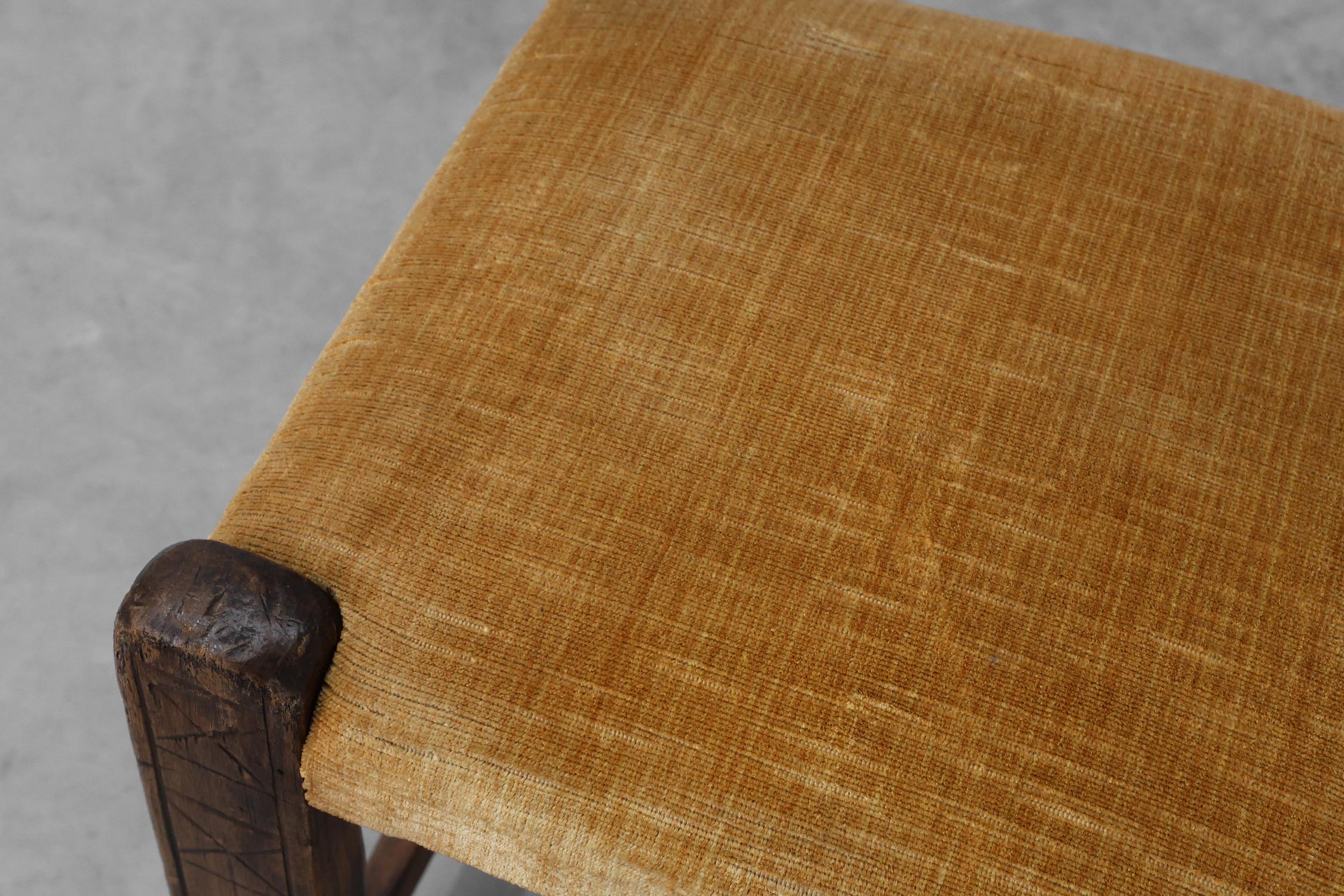 Chaise d'appoint en chêne espagnol du XIXe siècle, sculptée à la main, avec assise en velours en vente 2