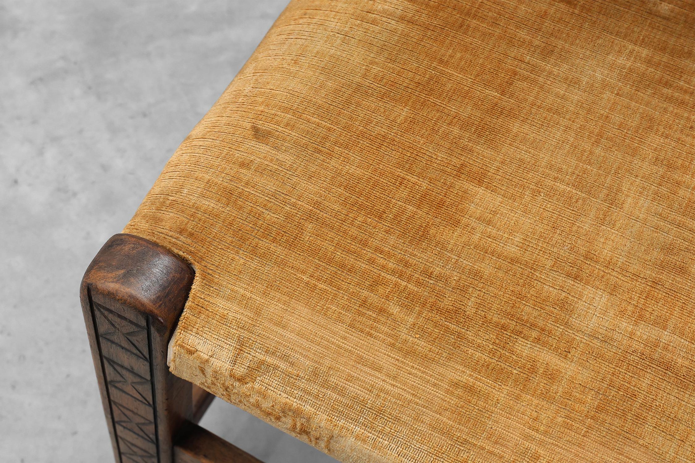 Chaise d'appoint en chêne espagnol du XIXe siècle, sculptée à la main, avec assise en velours en vente 2