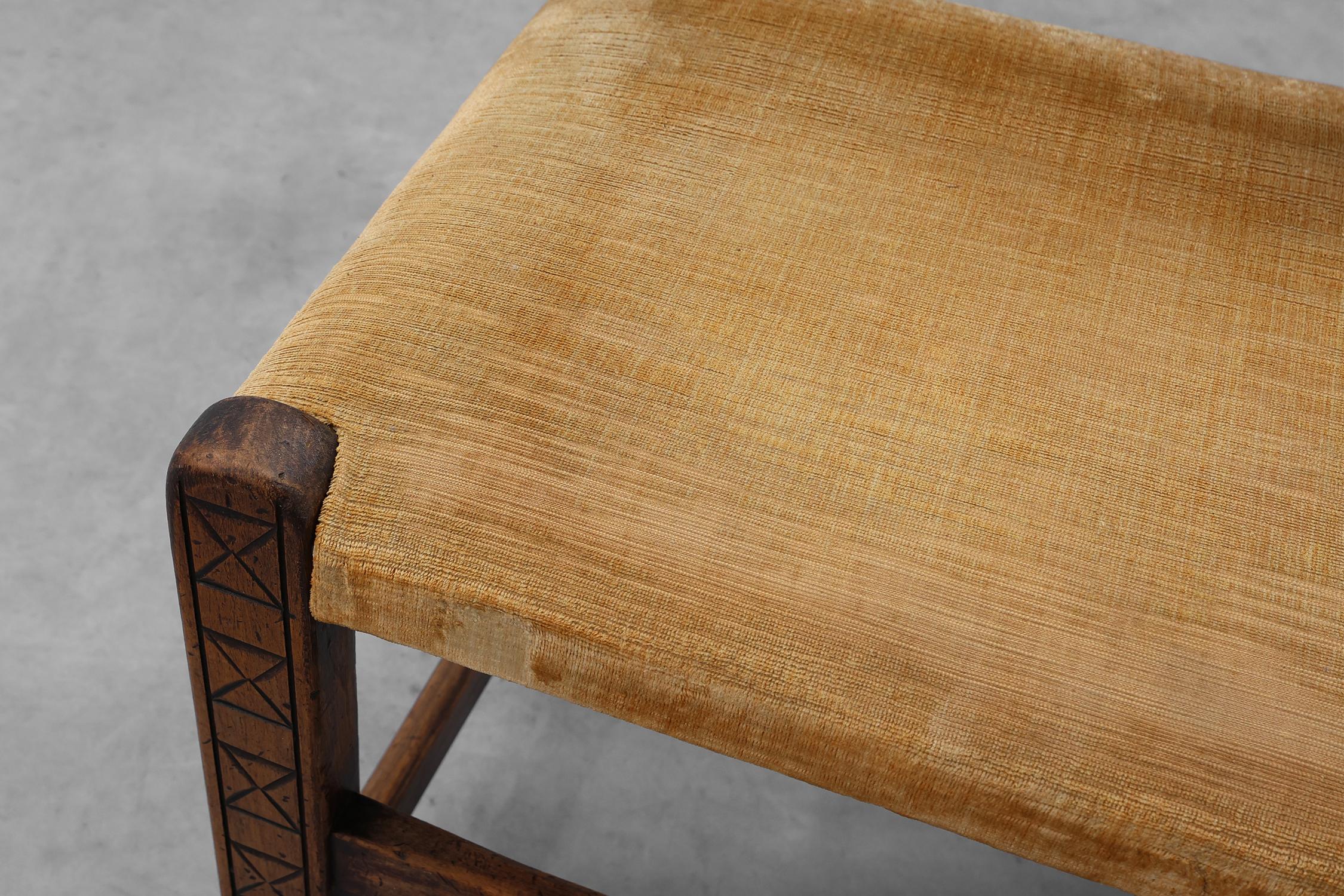 Silla auxiliar española del siglo XIX tallada a mano en roble con asiento de terciopelo en venta 2