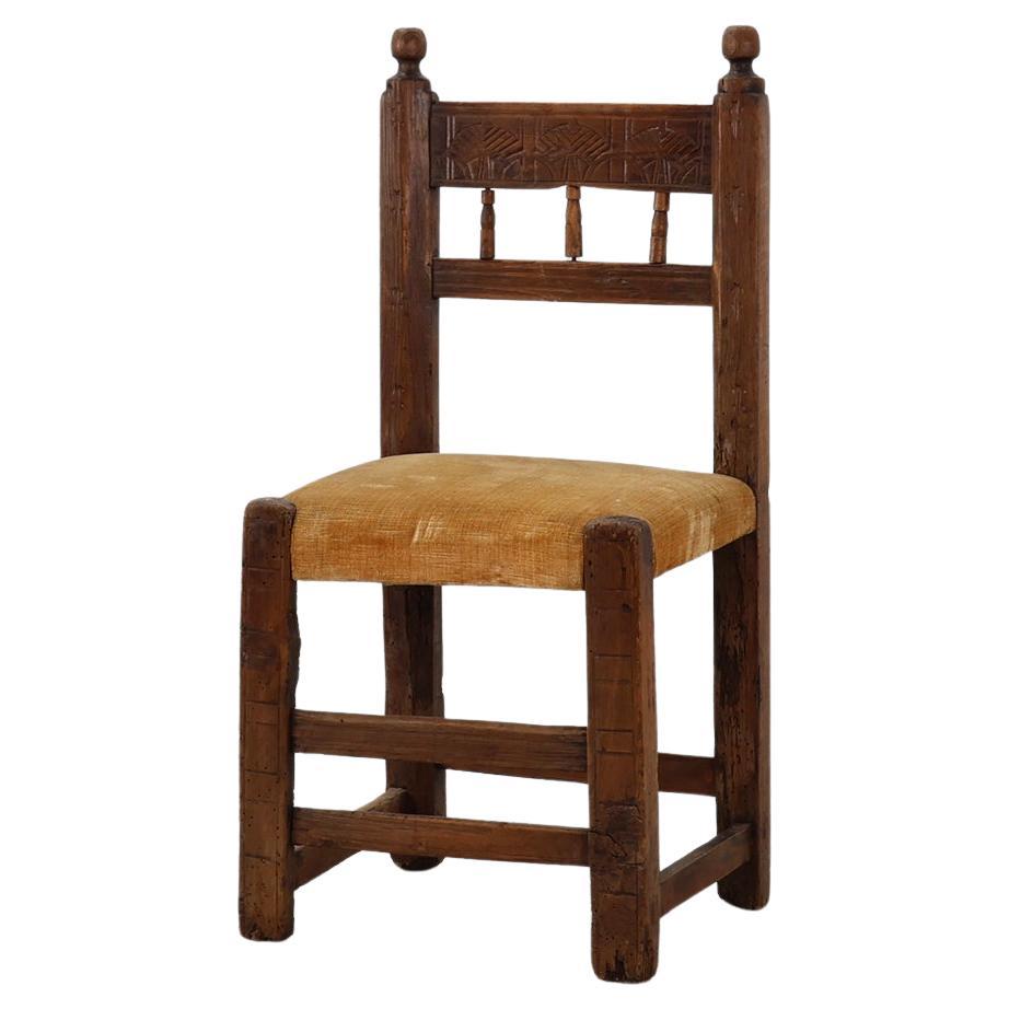 Silla auxiliar española del siglo XIX tallada a mano en roble con asiento de terciopelo