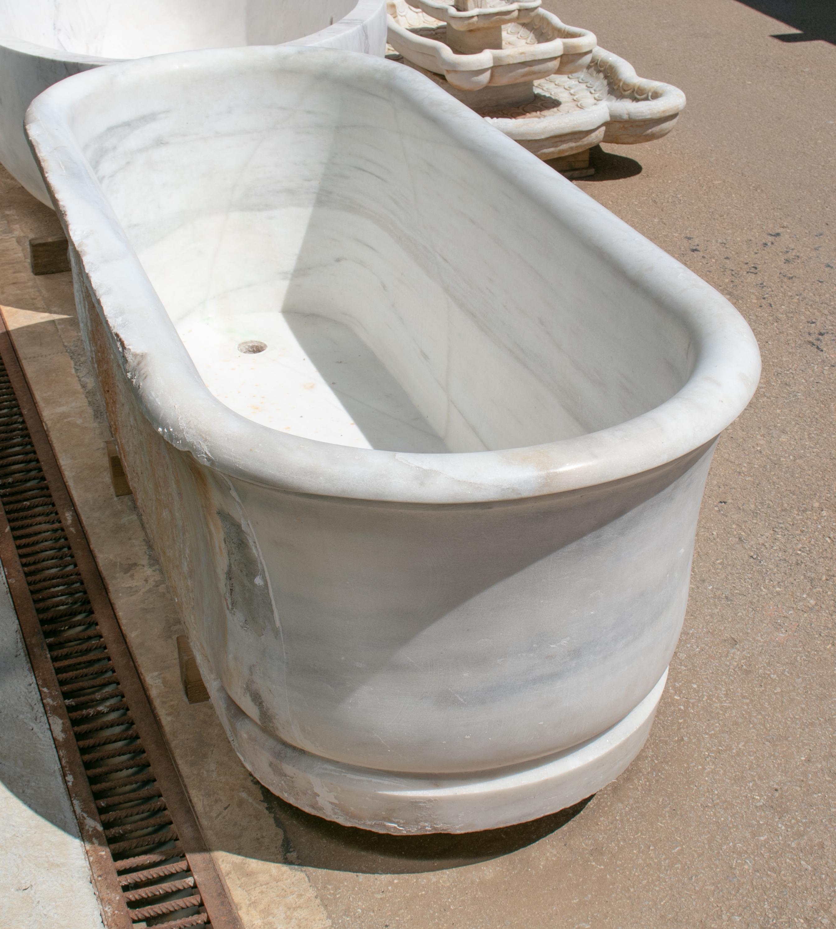 Bañera de Mármol de Una Pieza Tallada a Mano Española del Siglo XIX con Anillos siglo XIX