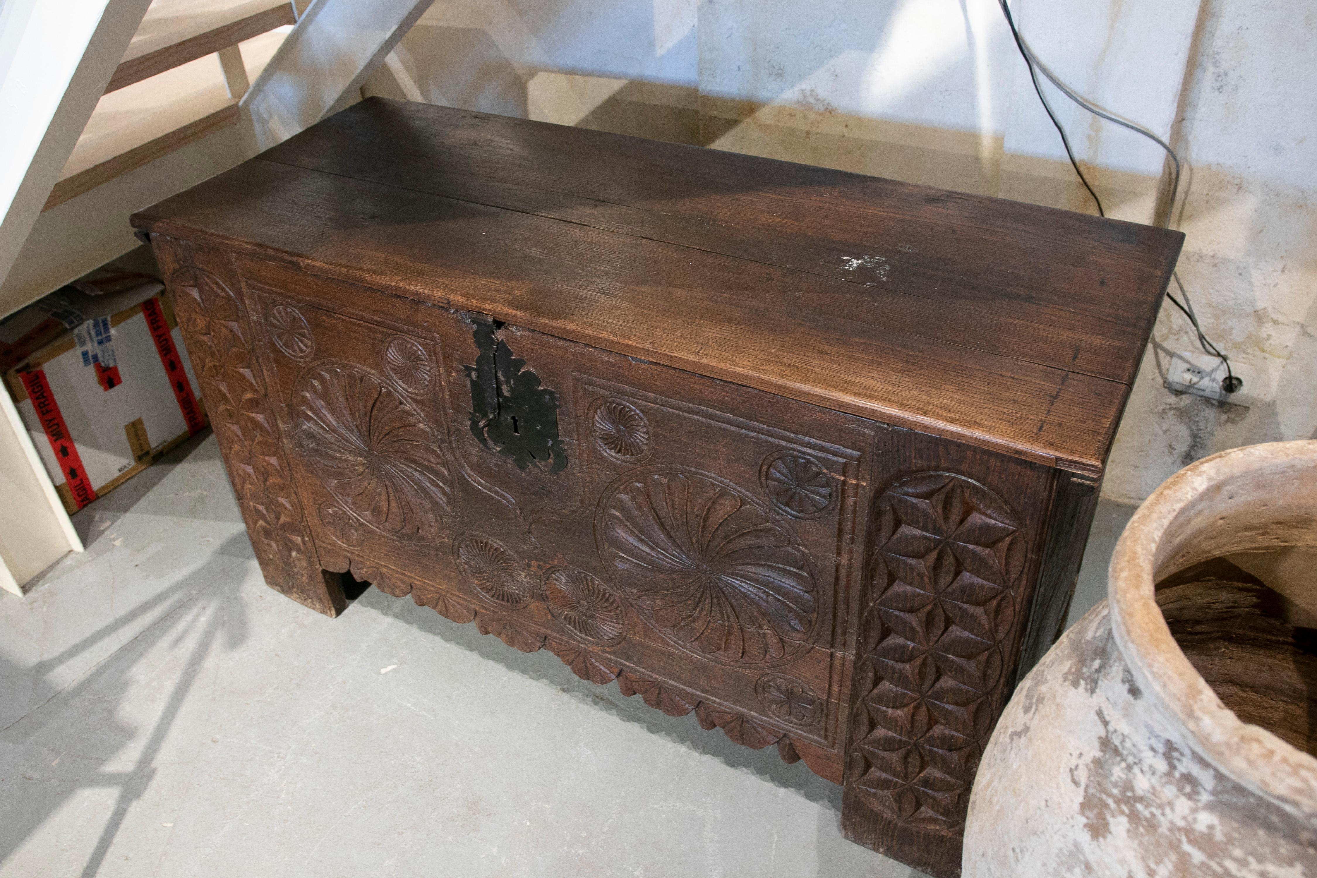 19th Century Spanish Hand Carved Wooden Box with Round Geometric Shapes  In Good Condition In Marbella, ES