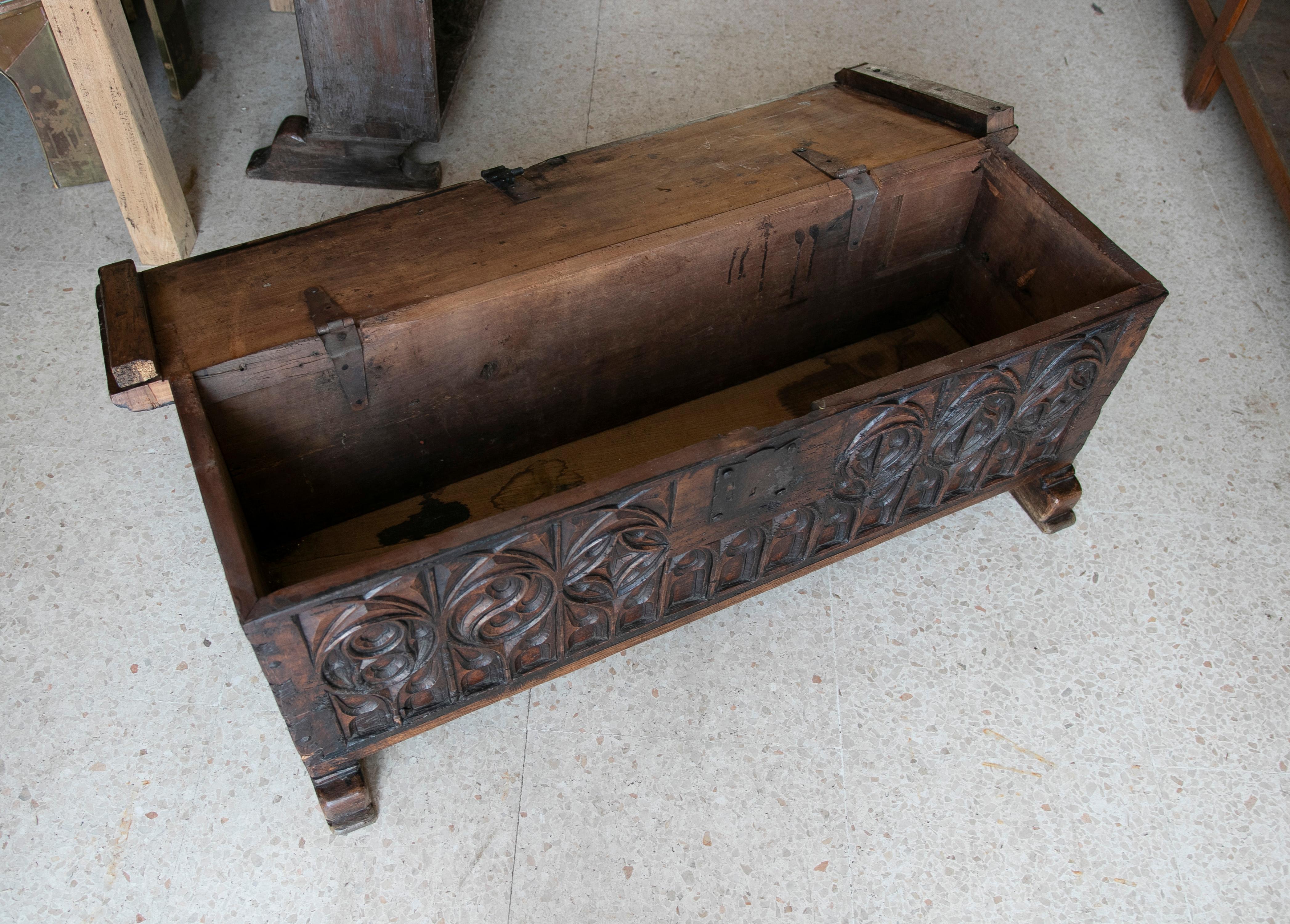 19th Century Spanish Hand Carved Wooden Chest in Neogothic Style In Good Condition In Marbella, ES