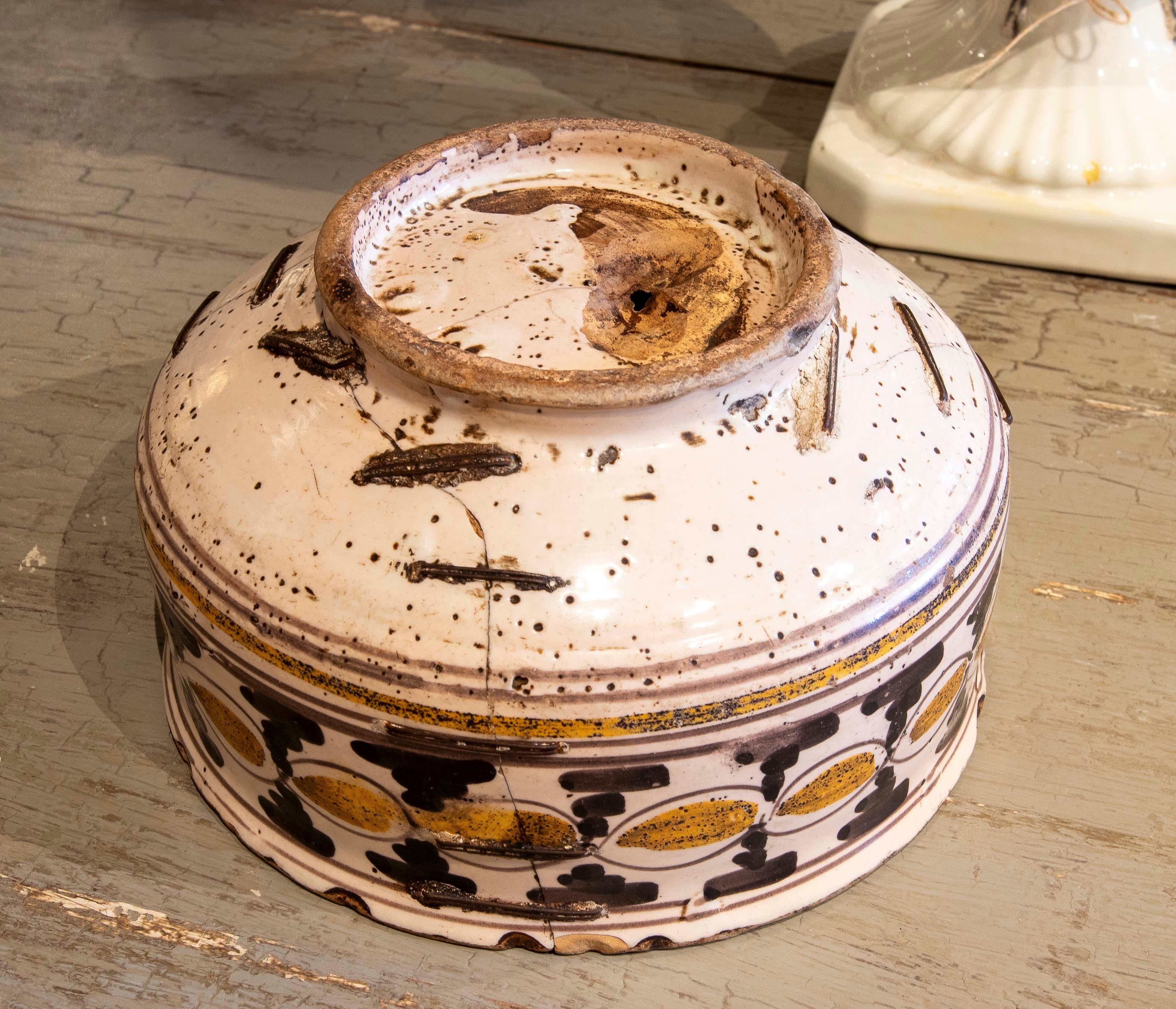 Cuenco español del siglo XIX de cerámica pintada a mano con cañas de hierro en venta 6