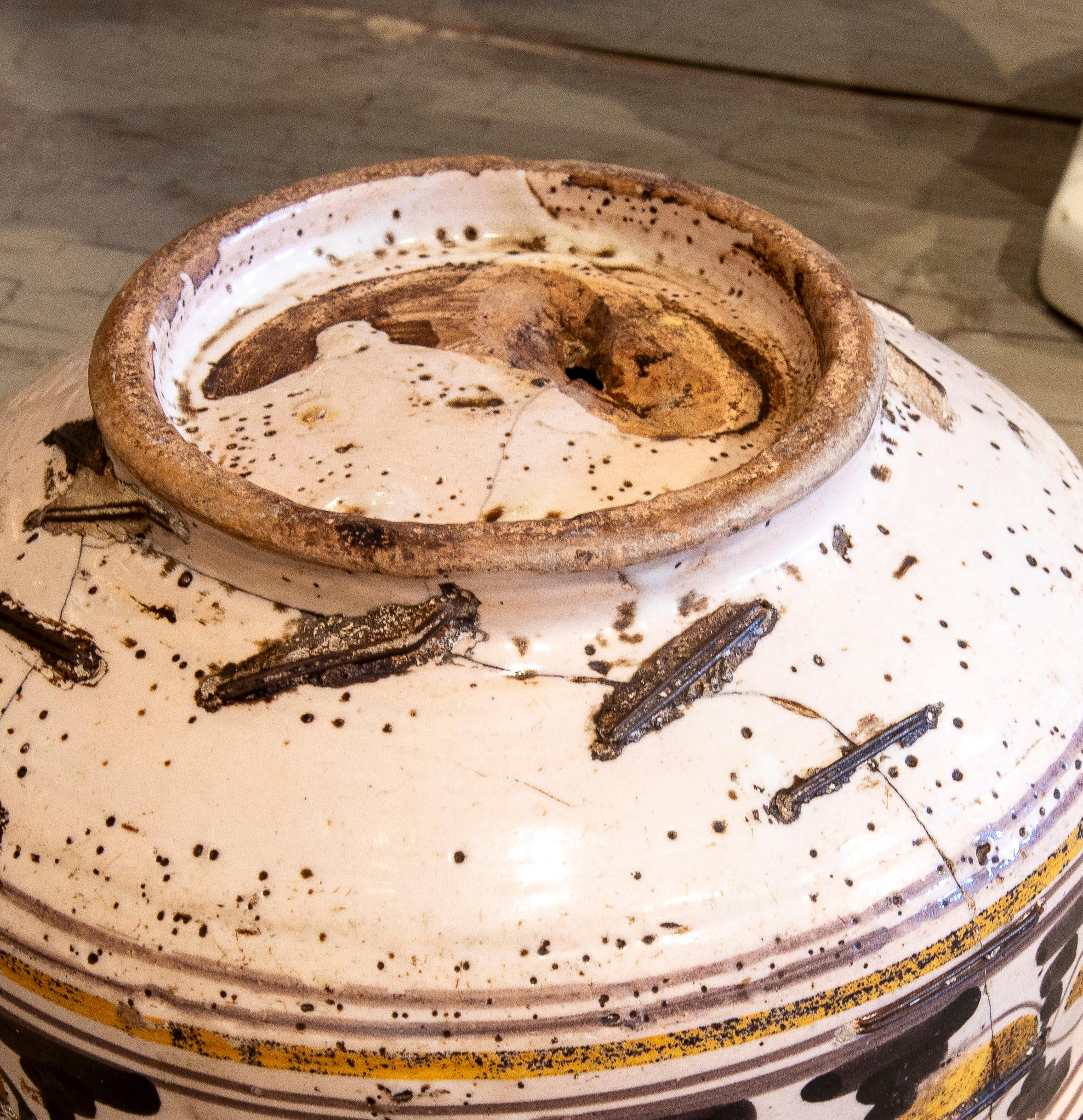 Cuenco español del siglo XIX de cerámica pintada a mano con cañas de hierro en venta 7