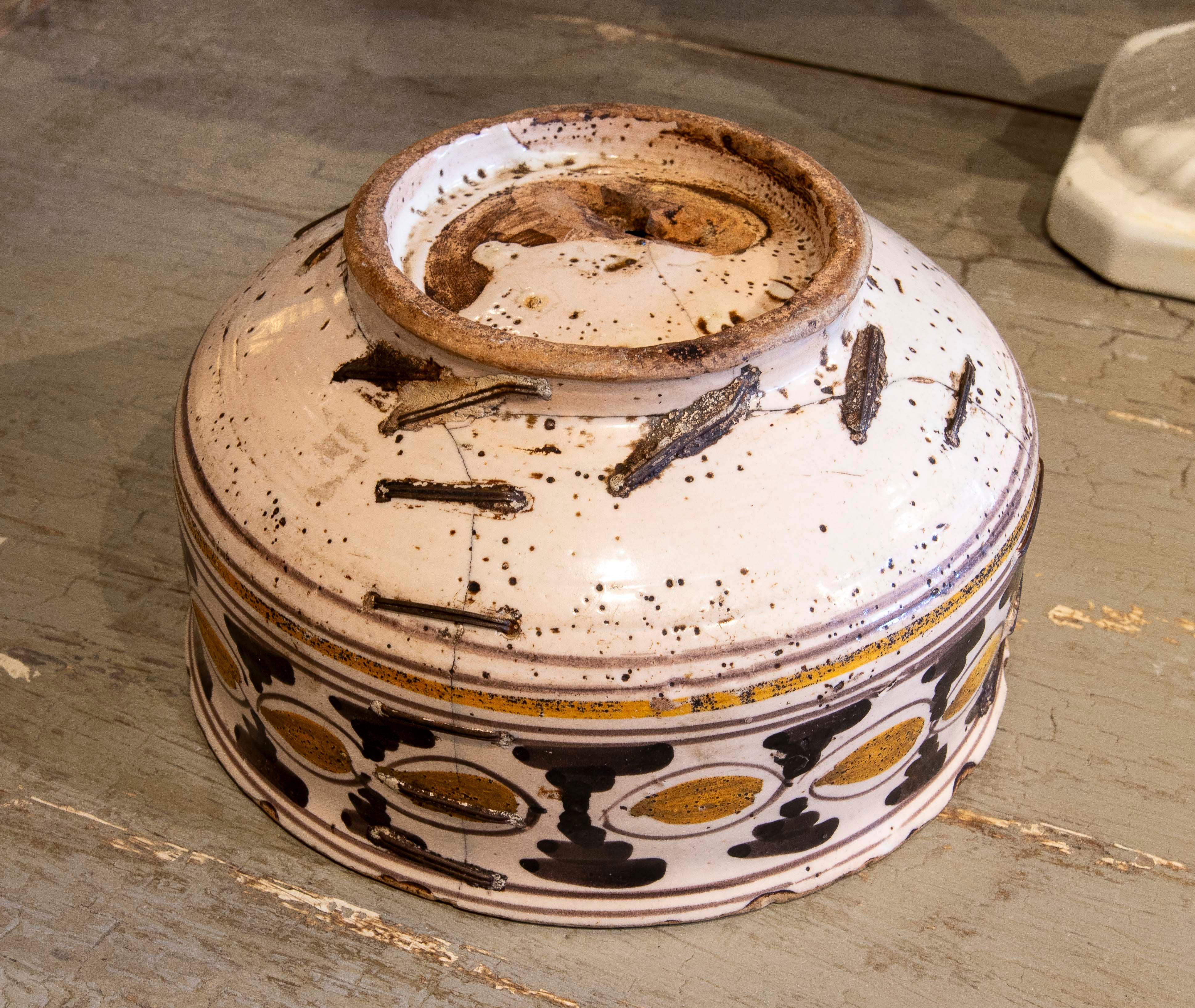 Bol en céramique espagnol peint à la main du 19ème siècle avec roseaux de fer en vente 7
