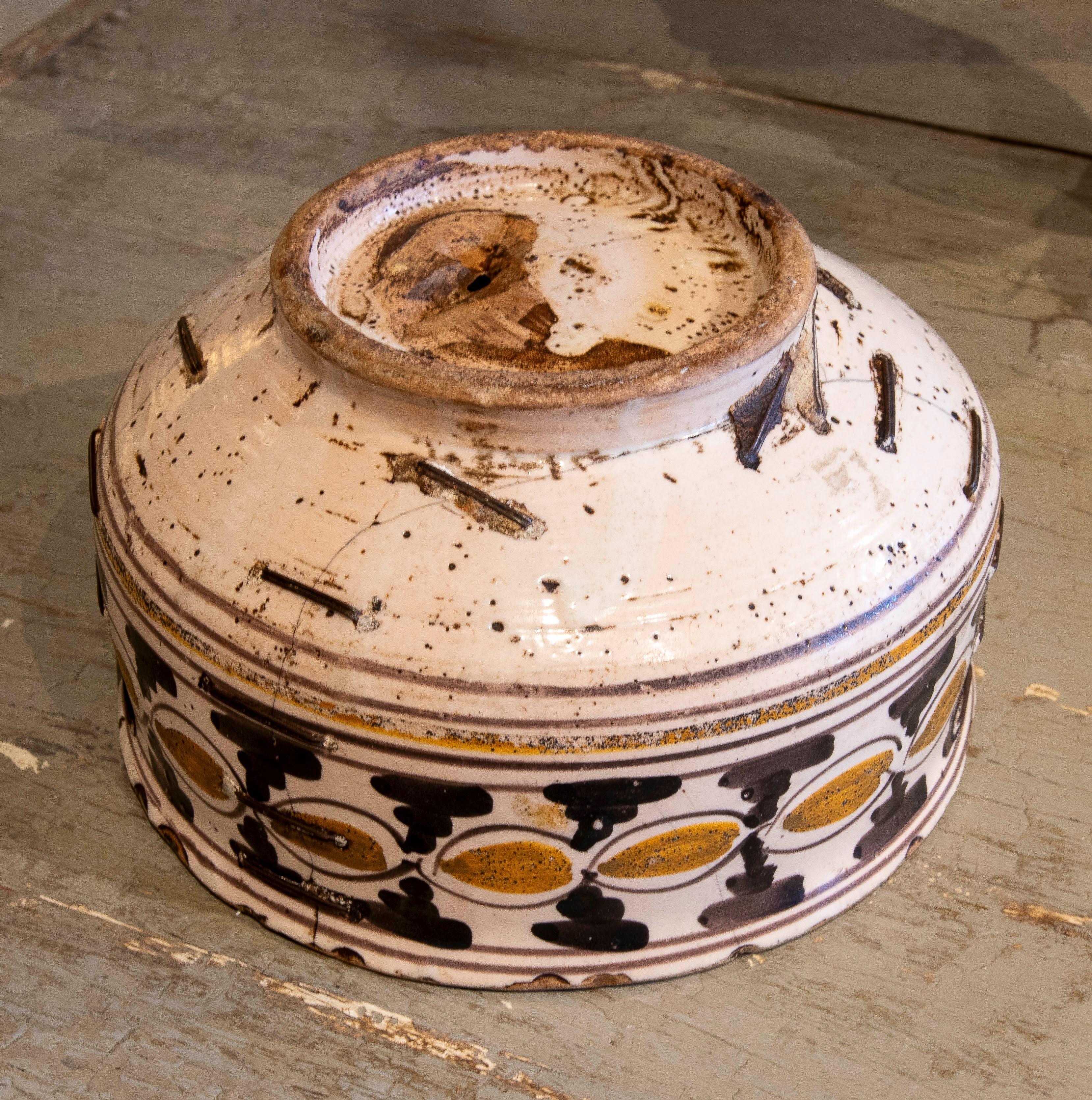 Bol en céramique espagnol peint à la main du 19ème siècle avec roseaux de fer en vente 8