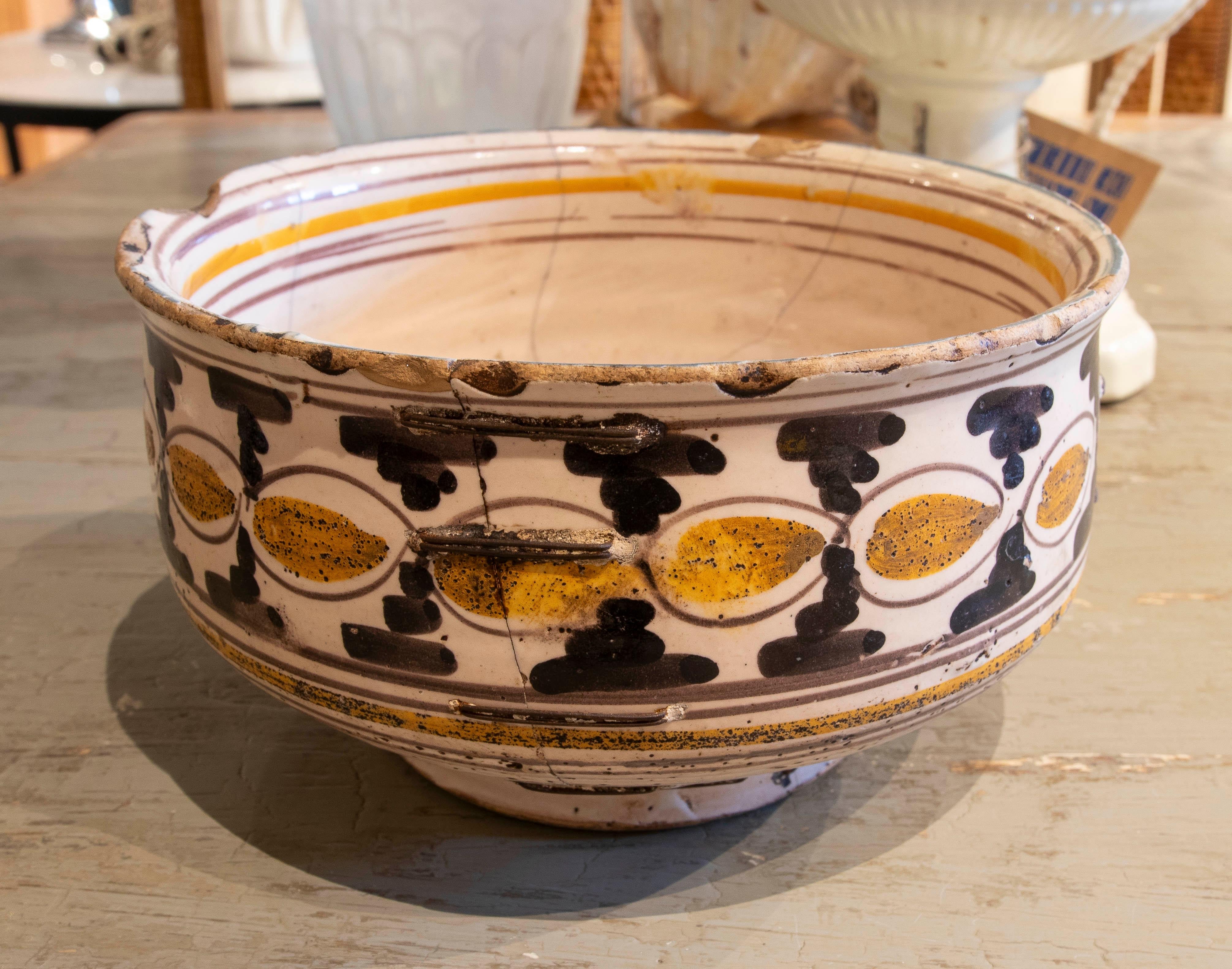 19th Century Spanish Hand-Painted Ceramic Bowl with Iron Reeds In Good Condition For Sale In Marbella, ES