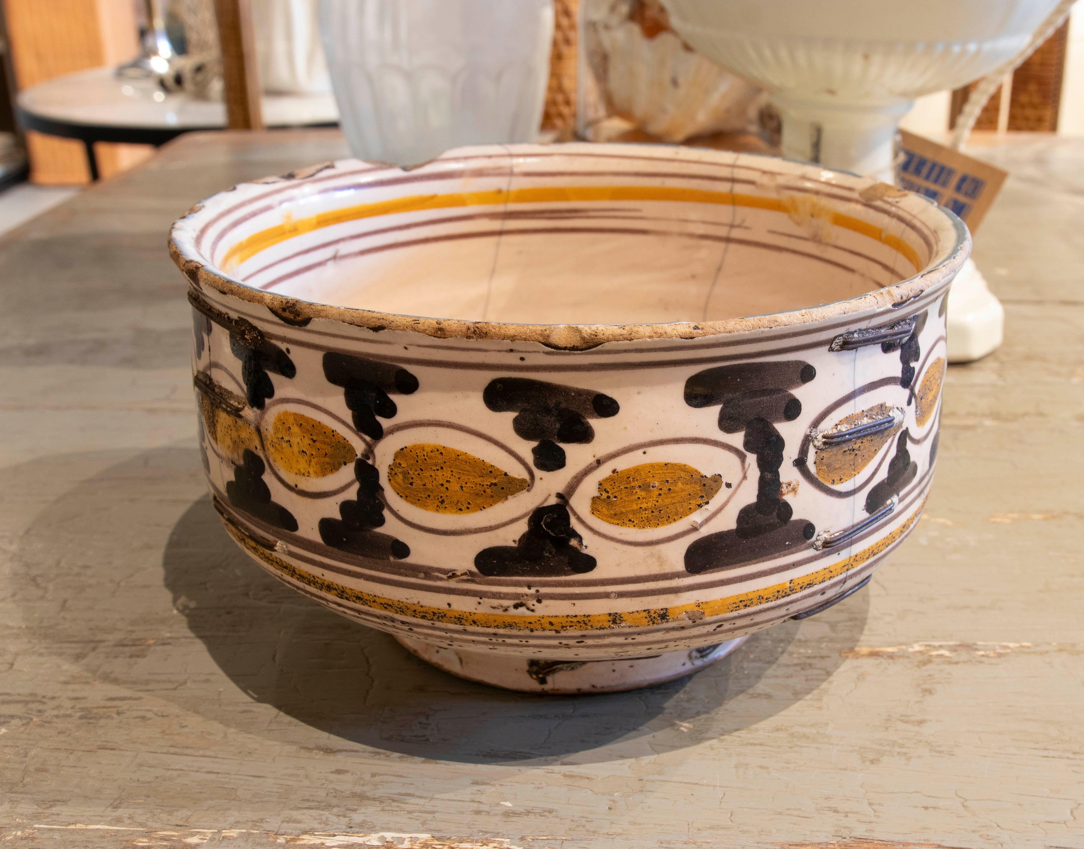 19th Century Spanish Hand-Painted Ceramic Bowl with Iron Reeds For Sale 1