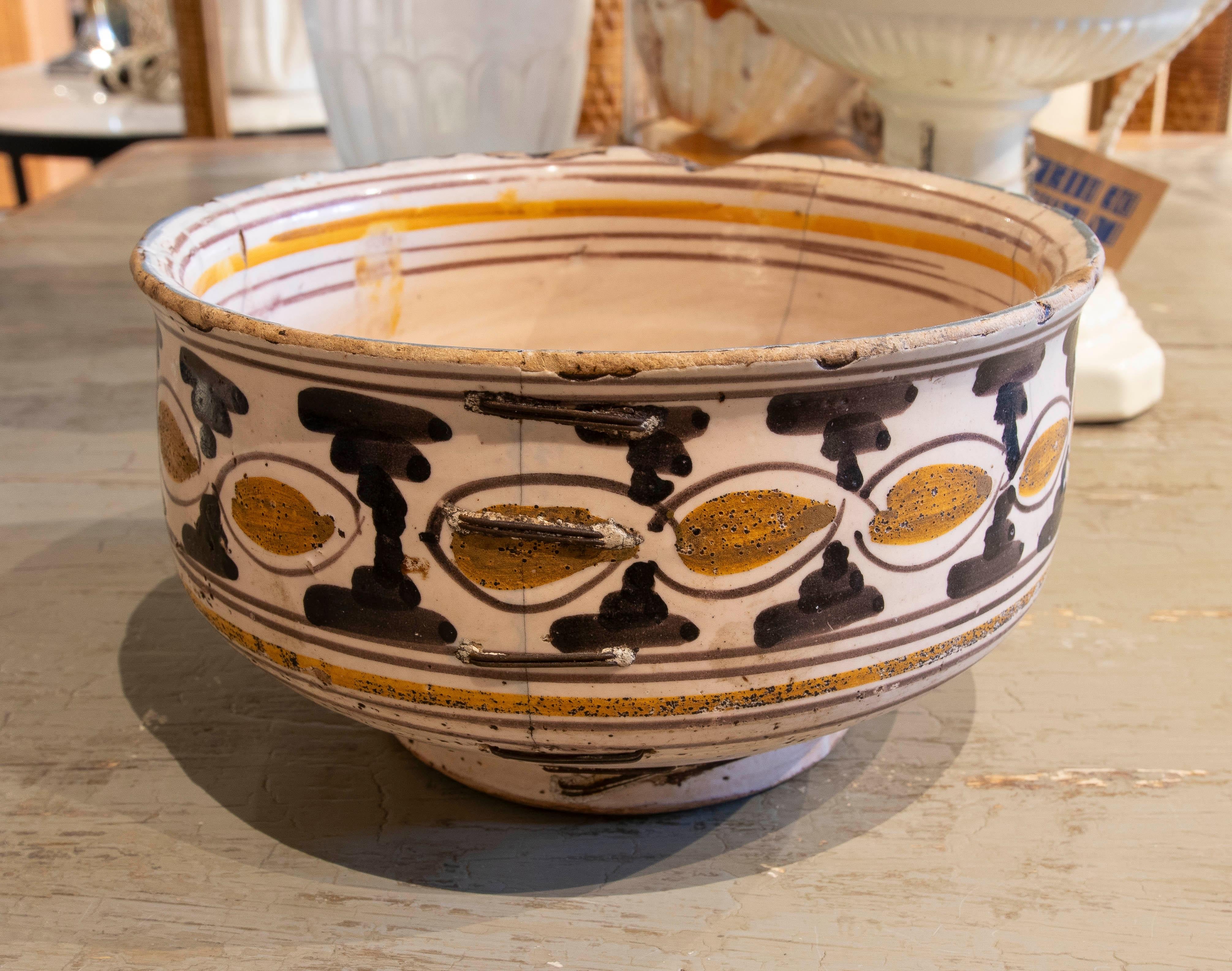 19th Century Spanish Hand-Painted Ceramic Bowl with Iron Reeds For Sale 2