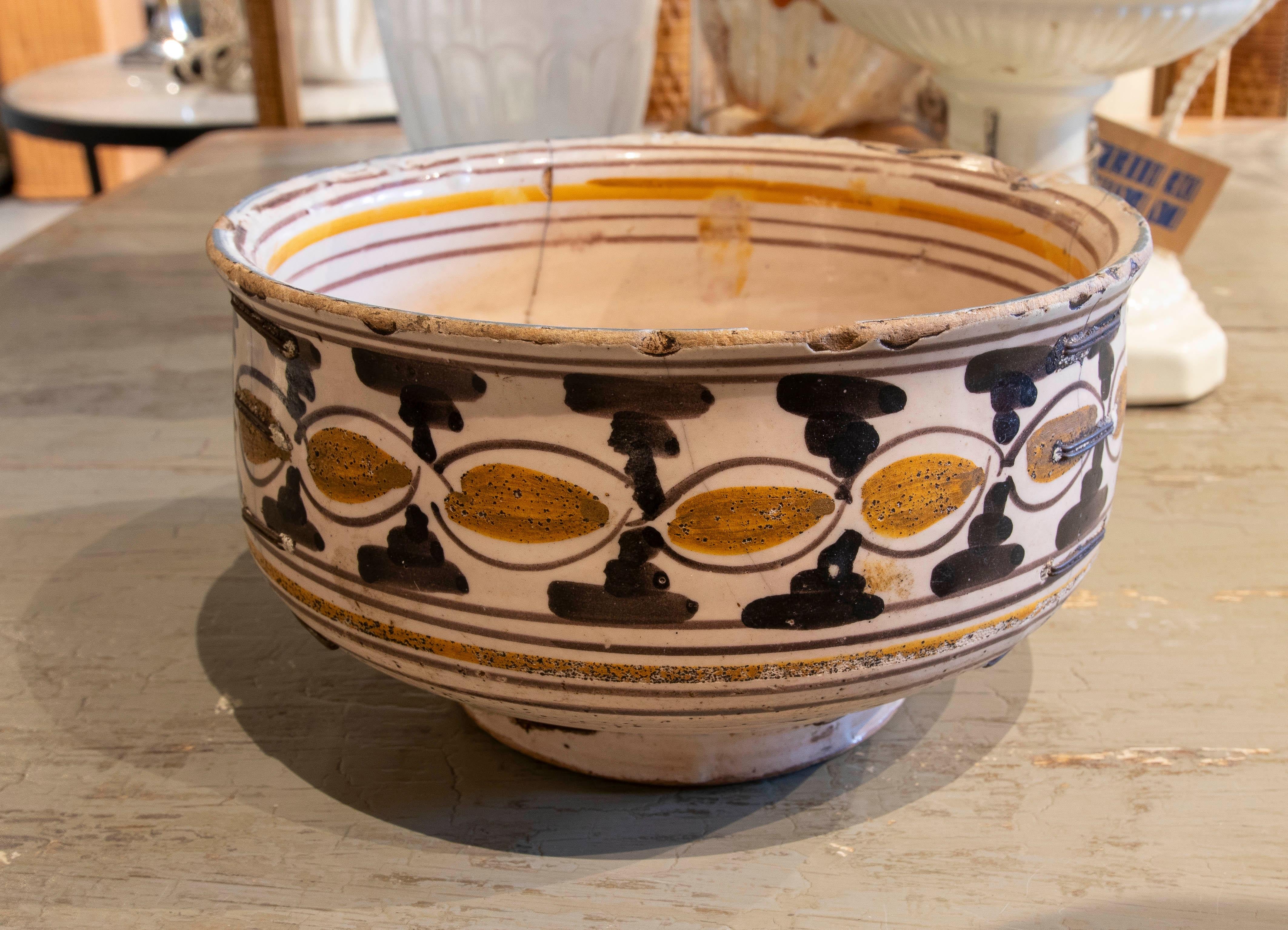 19th Century Spanish Hand-Painted Ceramic Bowl with Iron Reeds For Sale 3