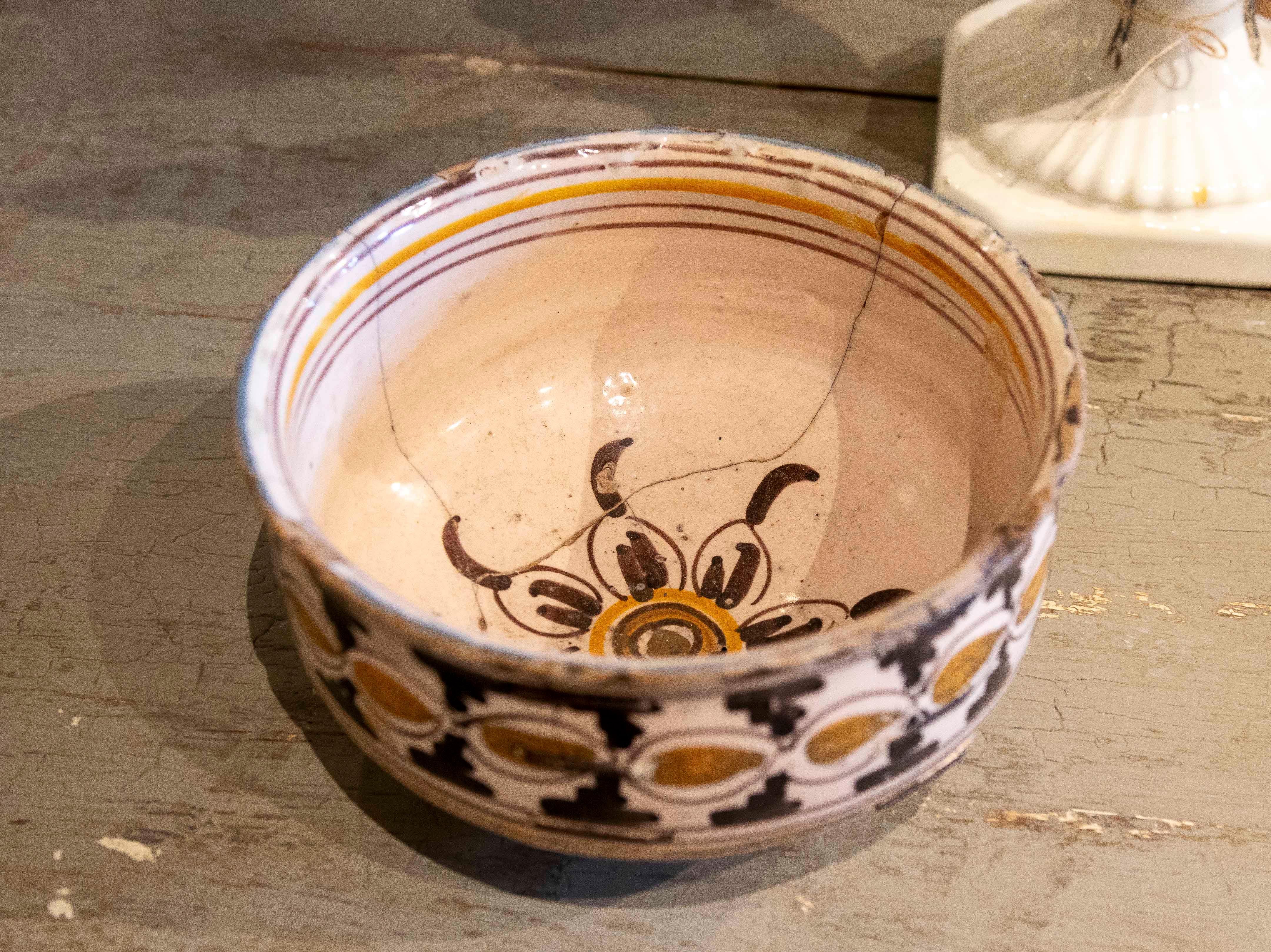 19th Century Spanish Hand-Painted Ceramic Bowl with Iron Reeds For Sale 5