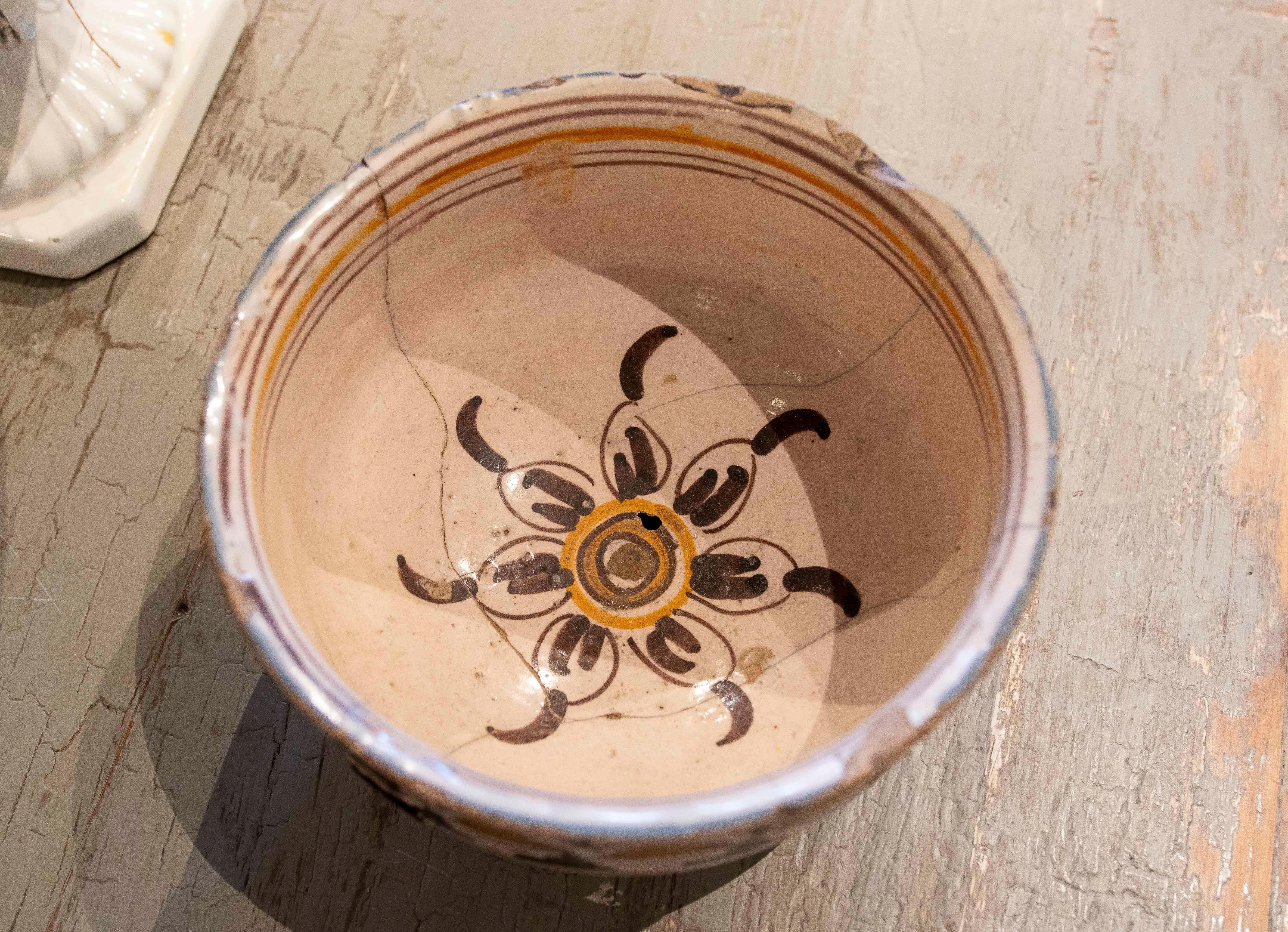 Bol en céramique espagnol peint à la main du 19ème siècle avec roseaux de fer en vente 3