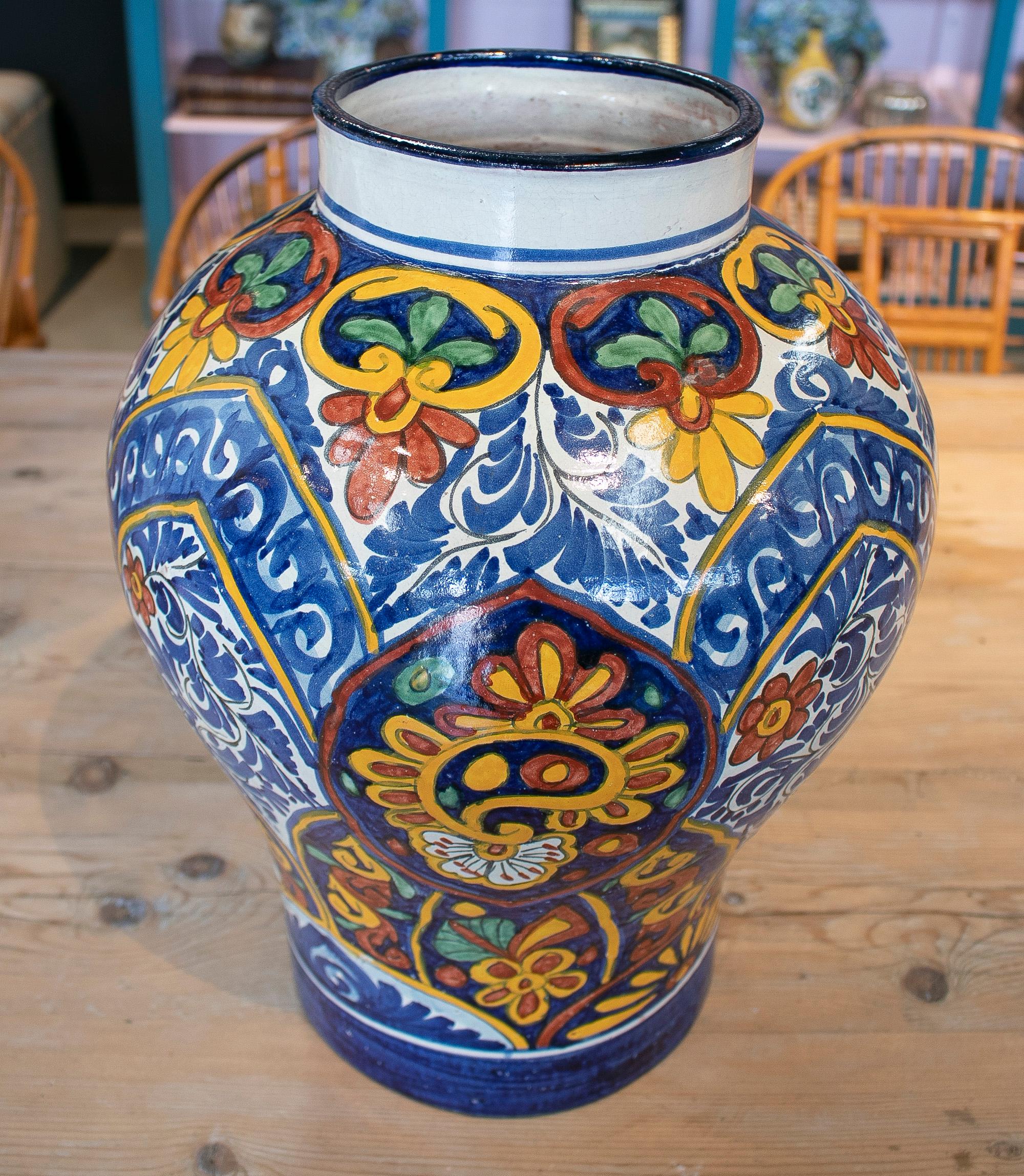 19th Century Spanish Handmade Traditional Ceramic Vase Signed Alba H. Ennex For Sale 4