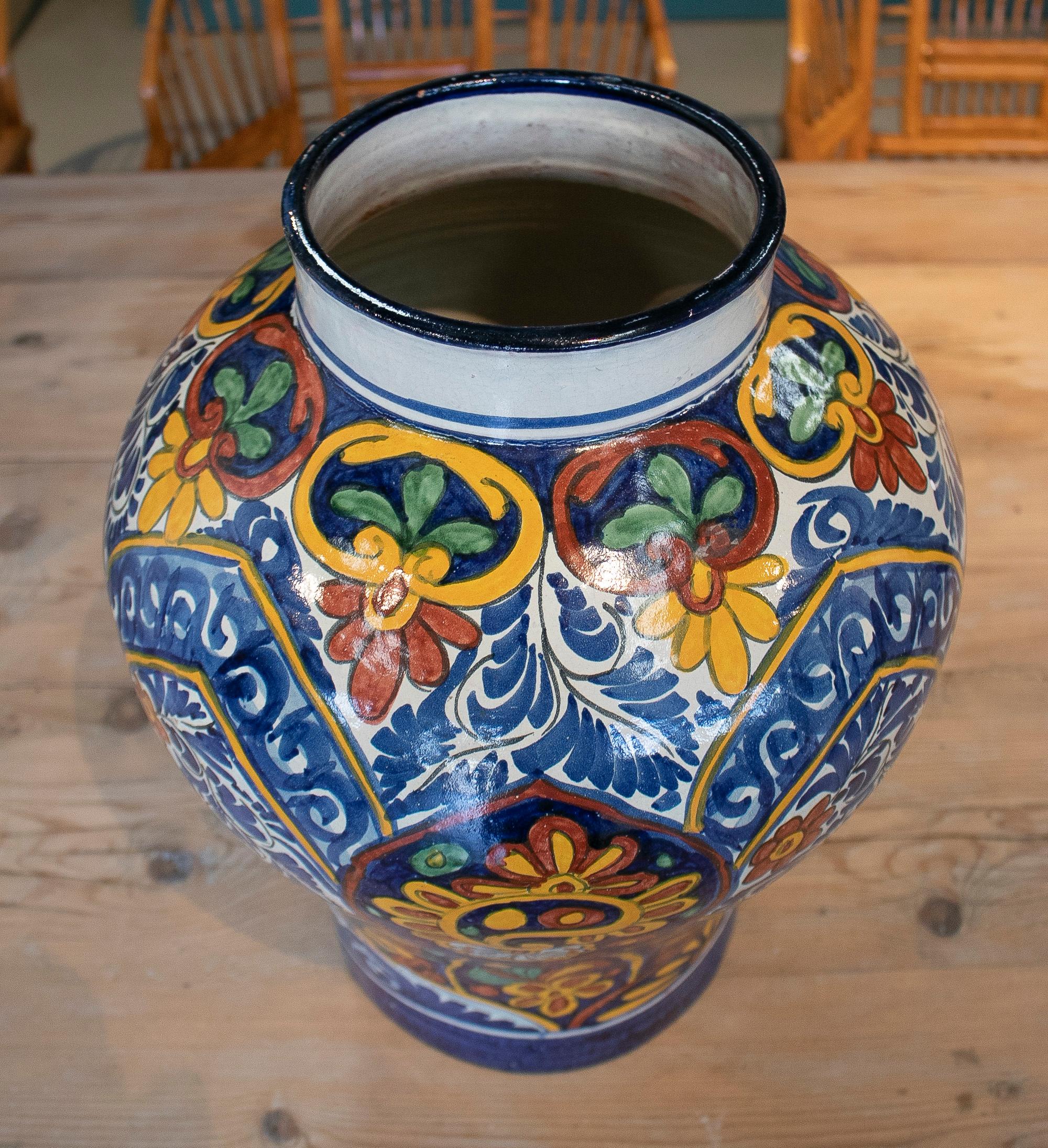 19th Century Spanish Handmade Traditional Ceramic Vase Signed Alba H. Ennex For Sale 5