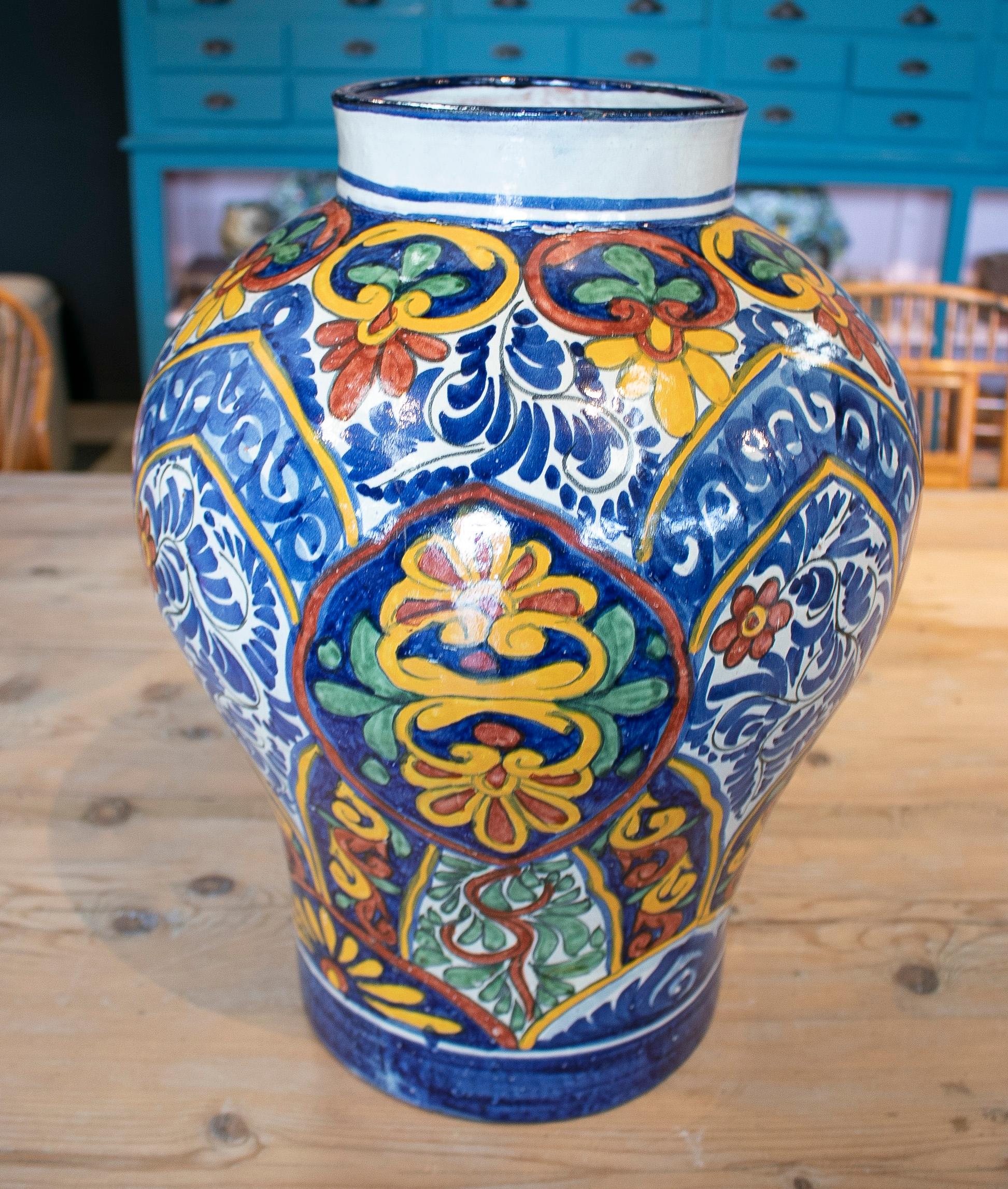 19th Century Spanish Handmade Traditional Ceramic Vase Signed Alba H. Ennex In Good Condition For Sale In Marbella, ES