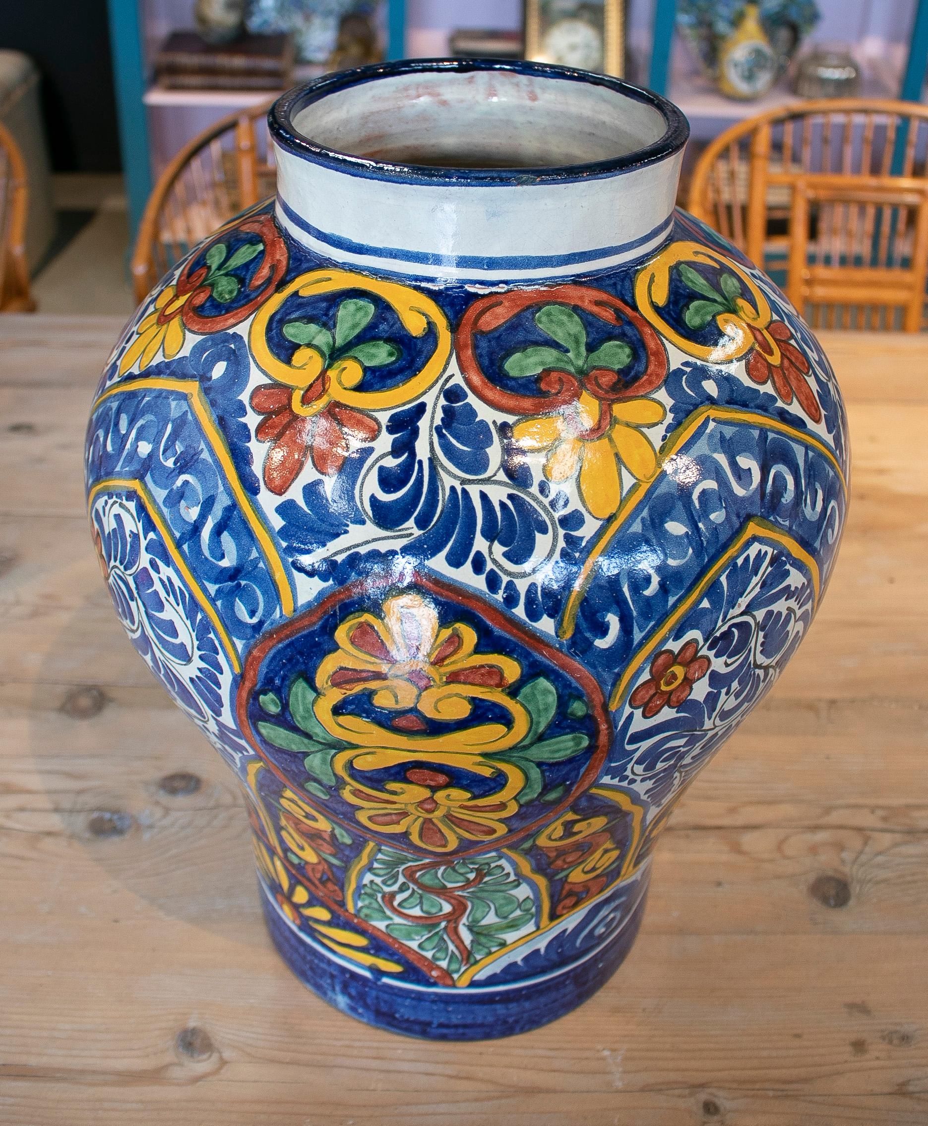19th Century Spanish Handmade Traditional Ceramic Vase Signed Alba H. Ennex For Sale 1