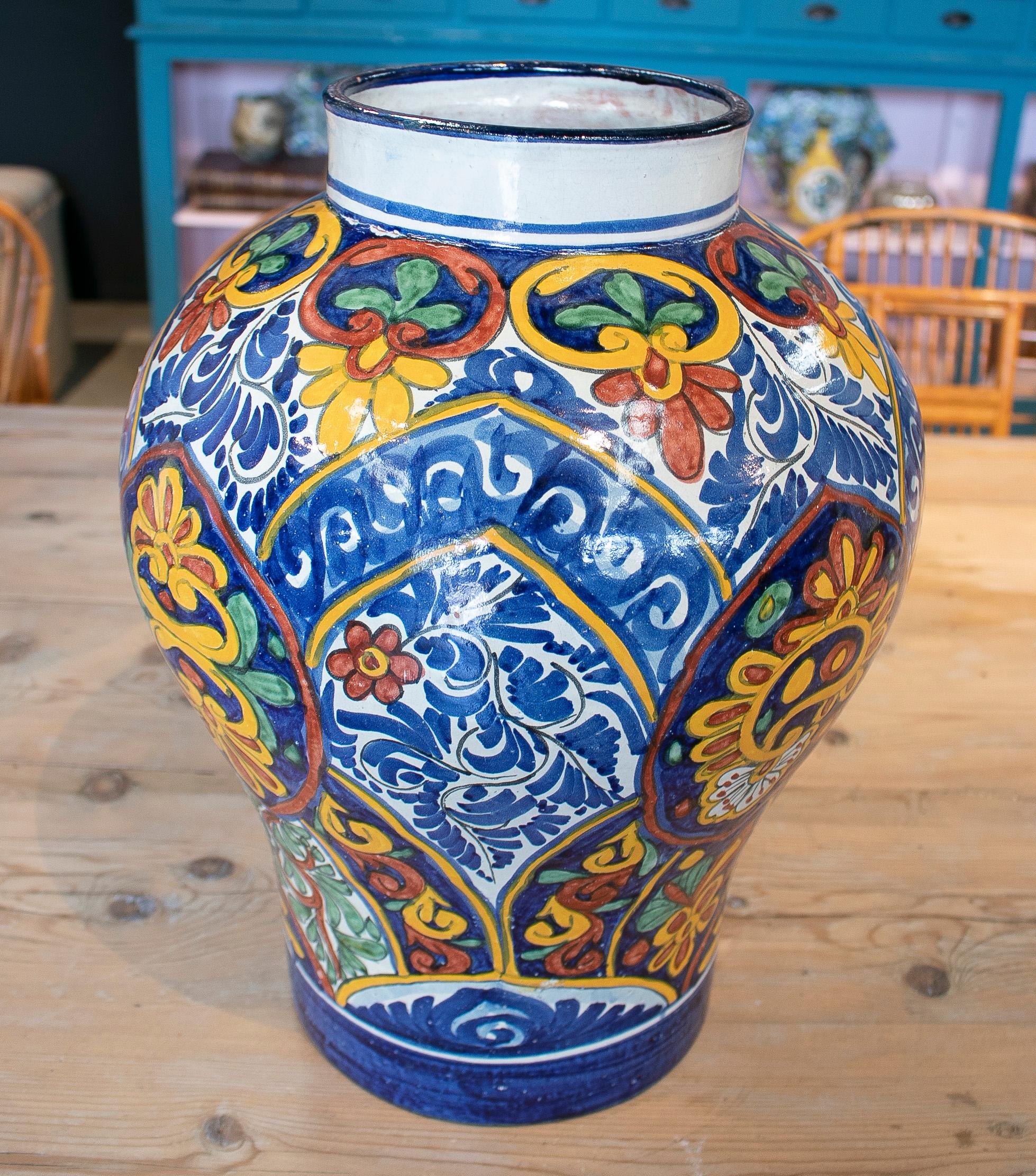 19th Century Spanish Handmade Traditional Ceramic Vase Signed Alba H. Ennex For Sale 2