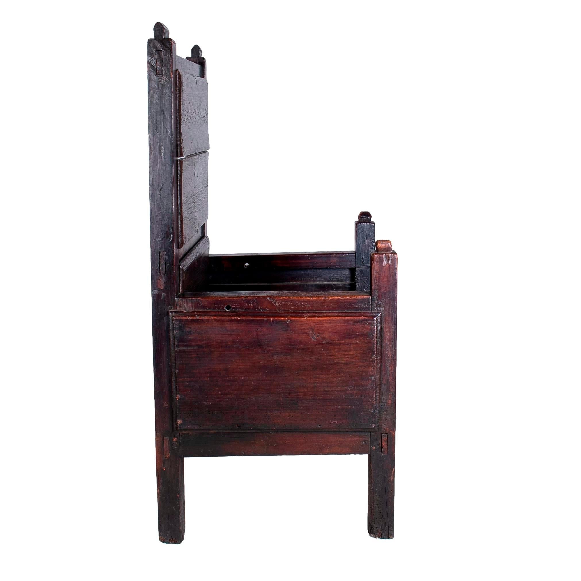 Fauteuil de canapé espagnol du 19ème siècle en bois fait à la main avec haut dossier en vente 1