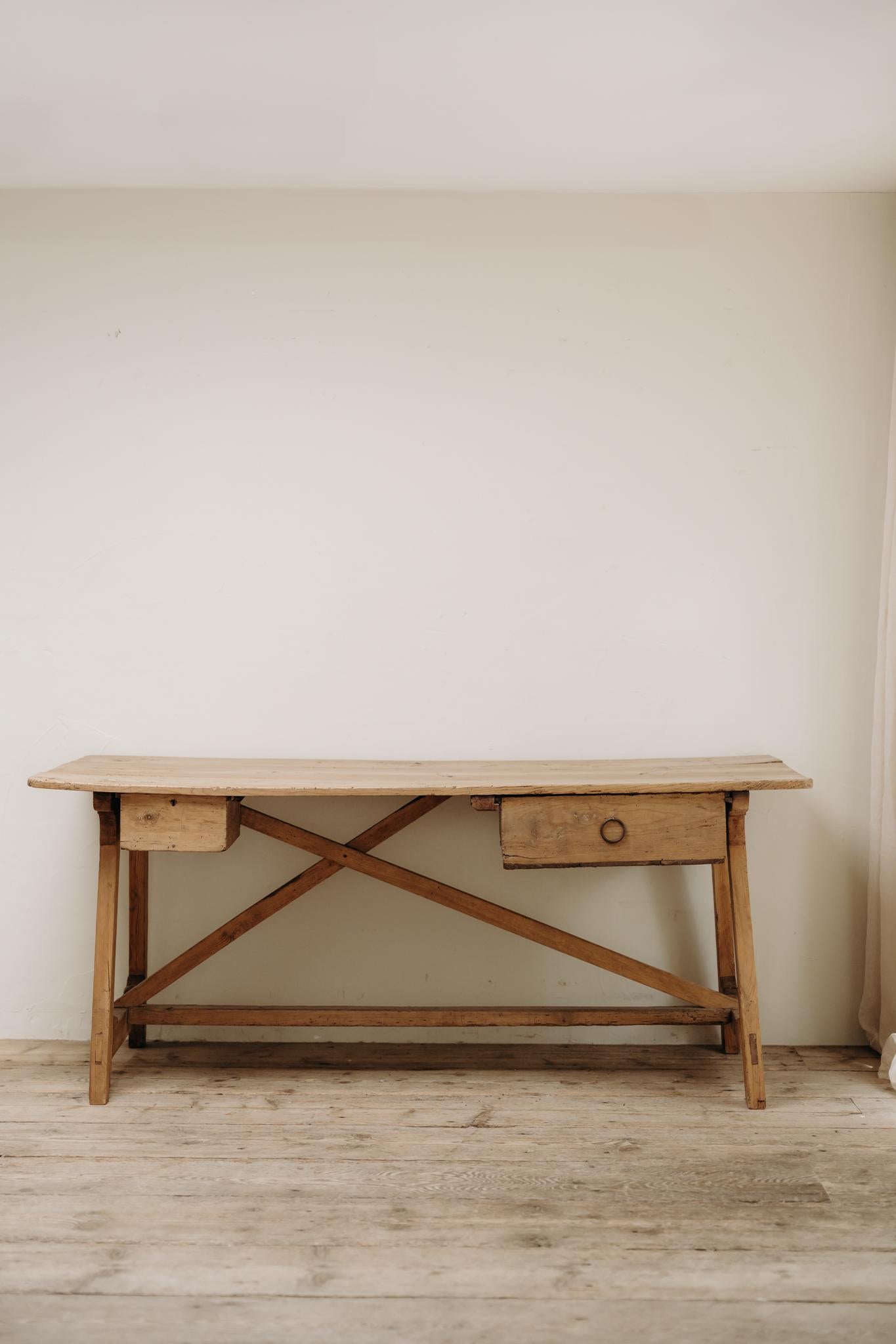 una preciosa mesa de cocina de granja del siglo xix patinada, encontrada en España, en muy buen estado vintage... 