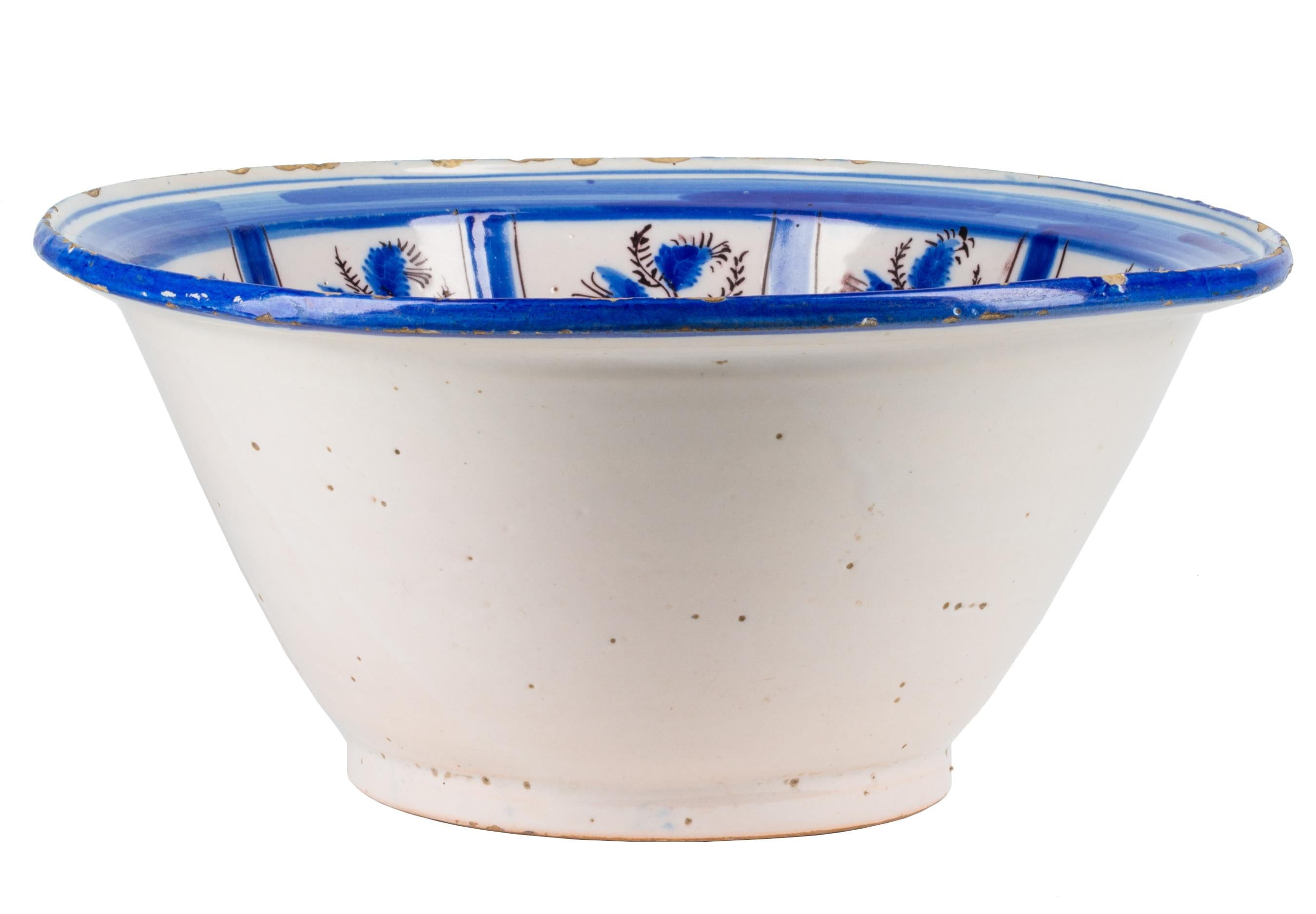 Fabriqué au XIXe siècle, ce bol bleu et blanc aux couleurs vives provenant de Manises, en Espagne, est très décoratif et servait autrefois à contenir des châtaignes - c'est pourquoi ce type de bol est connu sous le nom de 