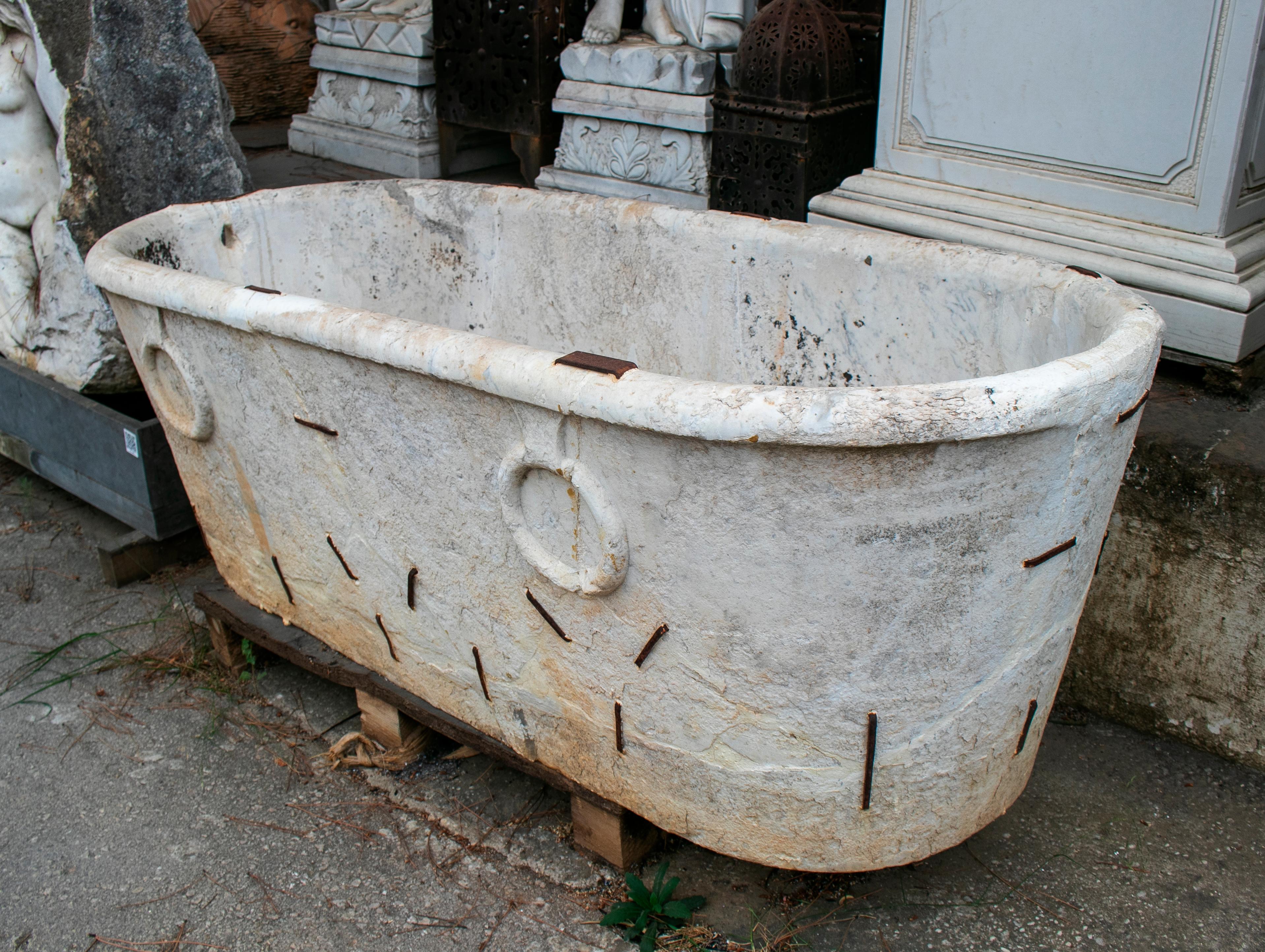 19th century Spanish one block solid marble bath with rings, repaired and restored using antique iron grapples. 


